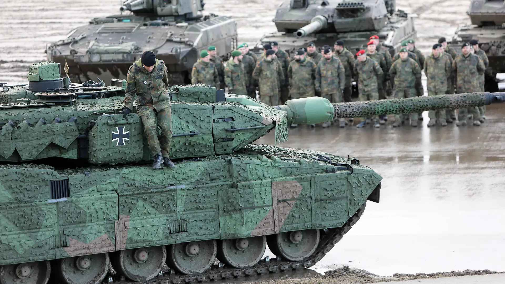 Vorne: Kampfpanzer Leopard 2A7v der Bundeswehr auf dem Truppenübungsplatz Munster. Die Panzerlehrbrigade 9 hat im Rahmen einer feierlichen Übergabe durch die Bundesministerin der Verteidigung am 07.02.2022 fünf Panzer für die Brigade erhalten. Dienstantrittsbesuch der Bundesministerin der Verteidigung Christine Lambrecht beim Deutschen HEER am 07. Februar 2022. Munster Niedersachsen Deutschland