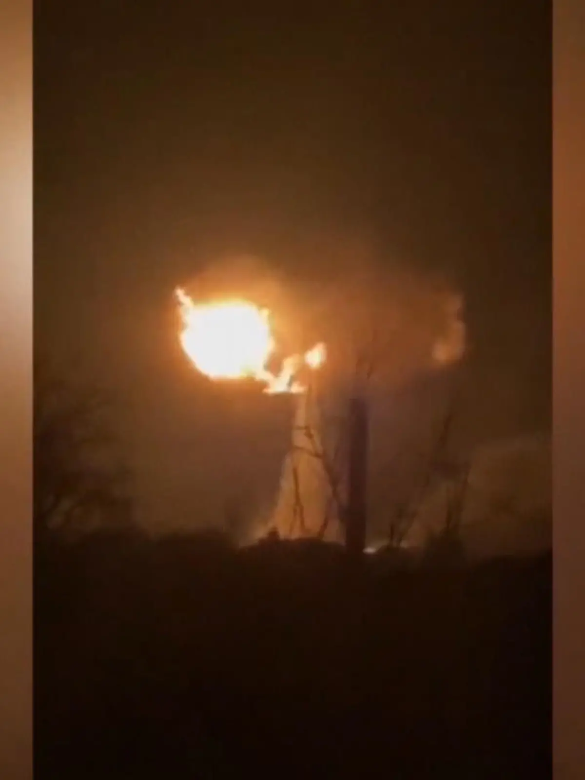 Auch in der Nacht zum Sonntag gab es in der Ukraine wieder heftige Gefechte. In der Stadt Rowenky soll ein Öldepot beschossen worden sein und steht in Flammen. Am Stadtrand von Kiew wurde wohl ein Depot mit radioaktiven Abfällen getroffen. Die aktuellen Entwicklungen im Video.