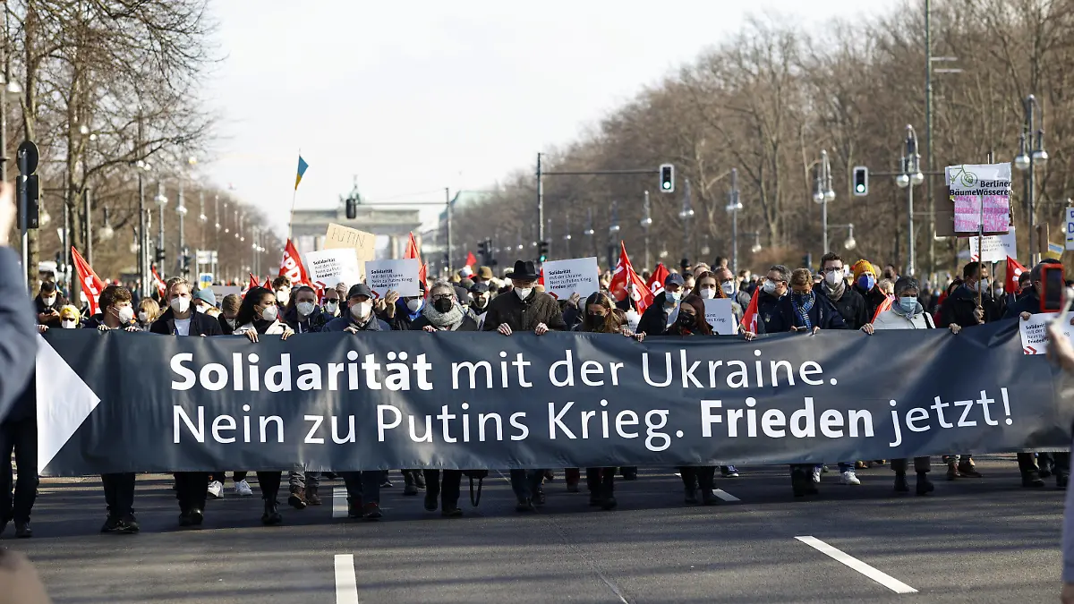  Die SPD ruft in Berlin zu einer Demonstration, gegen den Einmarsch Russlands in die Ukraine, unter dem Motto - Gemeinsam ein Zeichen fuer den Frieden Setzen - auf. Solidaritaet mit der Ukraine. Nein zu Putins Krieg. Frieden Jetzt. Berlin, 27.02.2022. Berlin Deutschland *** The SPD calls in Berlin to a demonstration, against Russias invasion of Ukraine, under the motto Together a sign for peace Put on solidarity with Ukraine No to Putins war Peace Now Berlin, 27 02 2022 Berlin Germany Copyright: xFlorianxGaertnerx