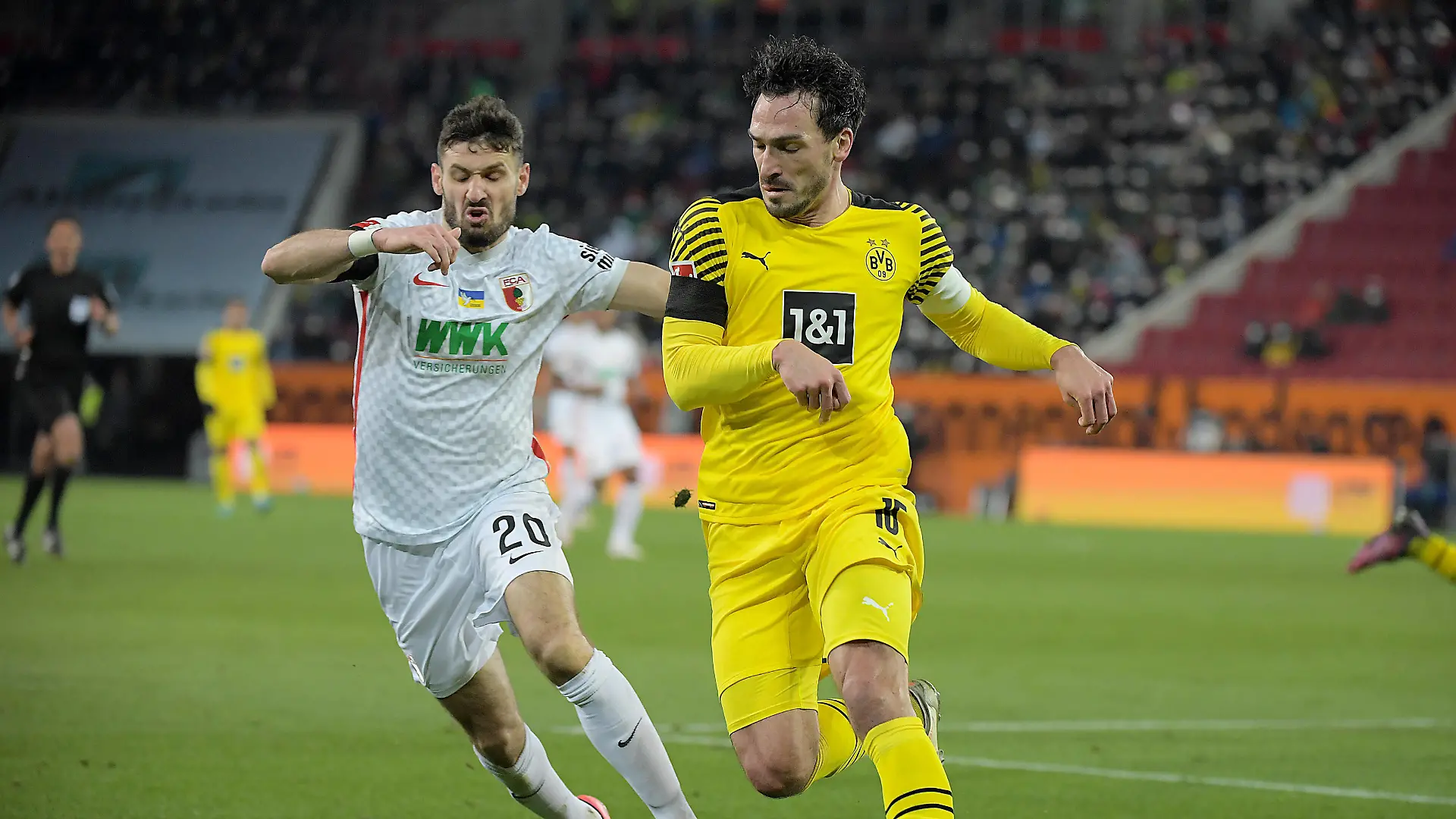 27.02.2022, xemx, Fussball 1.Bundesliga, FC Augsburg - Borussia Dortmund emspor, v.l. Daniel Caliguri FC Augsburg, Mats Hummels Borussia Dortmund Zweikampf, Aktion, action, battle for the ball DFL/DFB REGULATIONS PROHIBIT ANY USE OF PHOTOGRAPHS as IMAGE SEQUENCES and/or QUASI-VIDEO Augsburg *** 27 02 2022, xemx, football 1 Bundesliga, FC Augsburg Borussia Dortmund emspor, v l Daniel Caliguri FC Augsburg , Mats Hummels Borussia Dortmund Zweikampf, action, battle for the ball DFL DFB REGULATES PROHIBIT ANY USE OF PHOTOGRAPHS as IMAGE SEQUENCES and or QUASI VIDEO Augsburg