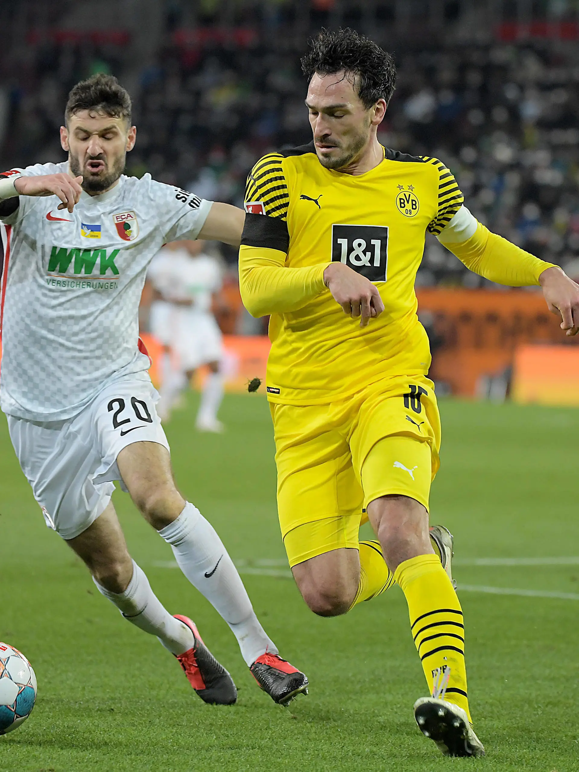  27.02.2022, xemx, Fussball 1.Bundesliga, FC Augsburg - Borussia Dortmund emspor, v.l. Daniel Caliguri FC Augsburg, Mats Hummels Borussia Dortmund Zweikampf, Aktion, action, battle for the ball DFL/DFB REGULATIONS PROHIBIT ANY USE OF PHOTOGRAPHS as IMAGE SEQUENCES and/or QUASI-VIDEO Augsburg *** 27 02 2022, xemx, football 1 Bundesliga, FC Augsburg Borussia Dortmund emspor, v l Daniel Caliguri FC Augsburg , Mats Hummels Borussia Dortmund Zweikampf, action, battle for the ball DFL DFB REGULATES PROHIBIT ANY USE OF PHOTOGRAPHS as IMAGE SEQUENCES and or QUASI VIDEO Augsburg