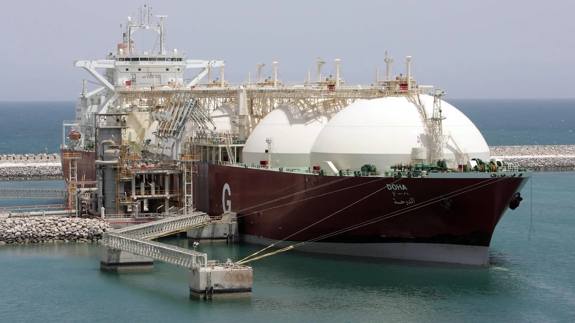 Gashafen in Ras Laffan Industrial City . LNG Fluessiggastanker . In Ras Laffan , das sich ueber dem groessten zusammenhaengenden Gasfeld der Erde befindet , enstehen zur Zeit die beiden groessten Gasverfluessigungsanlagen der Welt . Hier ein LNG Fluessiggastanker . RasLaffan , Katar . Liquefied petroleum gas tanker at Ras Laffan Port . Ras Laffan port is the largest LNG export facility in the world . Ras Laffan , Qatar . 25.05.2006 , Ras Laffan Katar PUBLICATIONxINxGERxSUIxAUTxONLY Copyright: xThomasxKoehxlerx
in Ras Laffan Industrial City LNG in Ras Laffan the to About the greatest contiguous Gas field the Earth is Enstehen to Time the both greatest the World here a LNG Qatar Liquefied Petroleum Gas Tankers AT Ras Laffan Port Ras Laffan Port IS The Largest LNG Export Facility in The World Ras Laffan Qatar 25 05 2006 Ras Laffan Qatar PUBLICATIONxINxGERxSUIxAUTxONLY Copyright xThomasxKoehxlerx