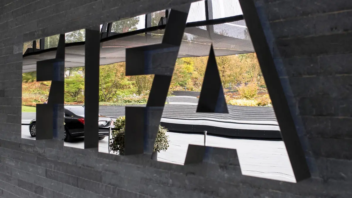 ARCHIV - 14.10.2016, Schweiz, Zürich: Das Logo der FIFA ist außen am Hauptsitz des Weltfußballverbandes zu sehen. (zu dpa: «Russland im Weltsport isoliert - Druck auf FIFA und UEFA enorm») Foto: Ennio Leanza/KEYSTONE/epa/dpa +++ dpa-Bildfunk +++
