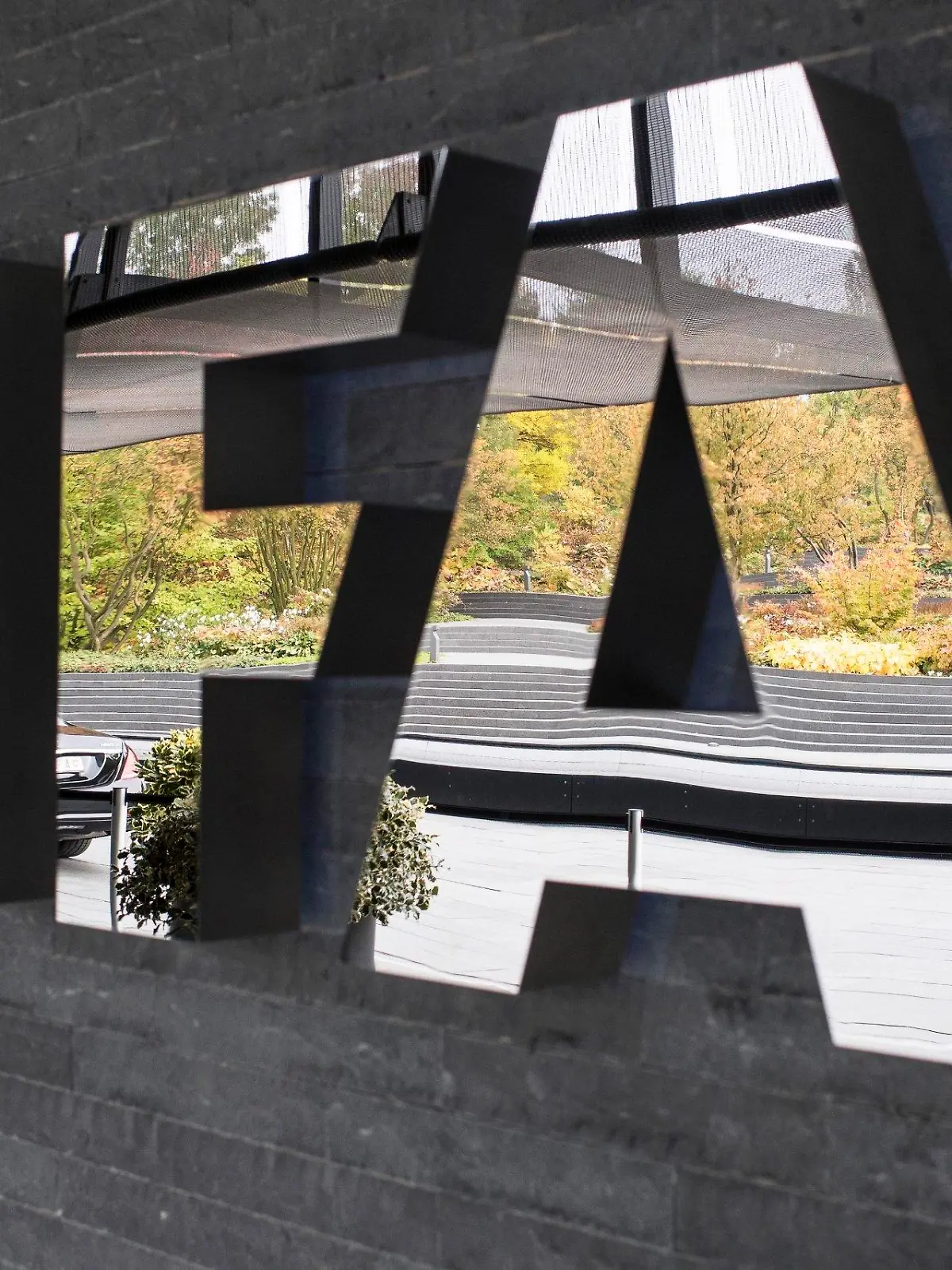 ARCHIV - 14.10.2016, Schweiz, Zürich: Das Logo der FIFA ist außen am Hauptsitz des Weltfußballverbandes zu sehen. (zu dpa: «Russland im Weltsport isoliert - Druck auf FIFA und UEFA enorm») Foto: Ennio Leanza/KEYSTONE/epa/dpa +++ dpa-Bildfunk +++