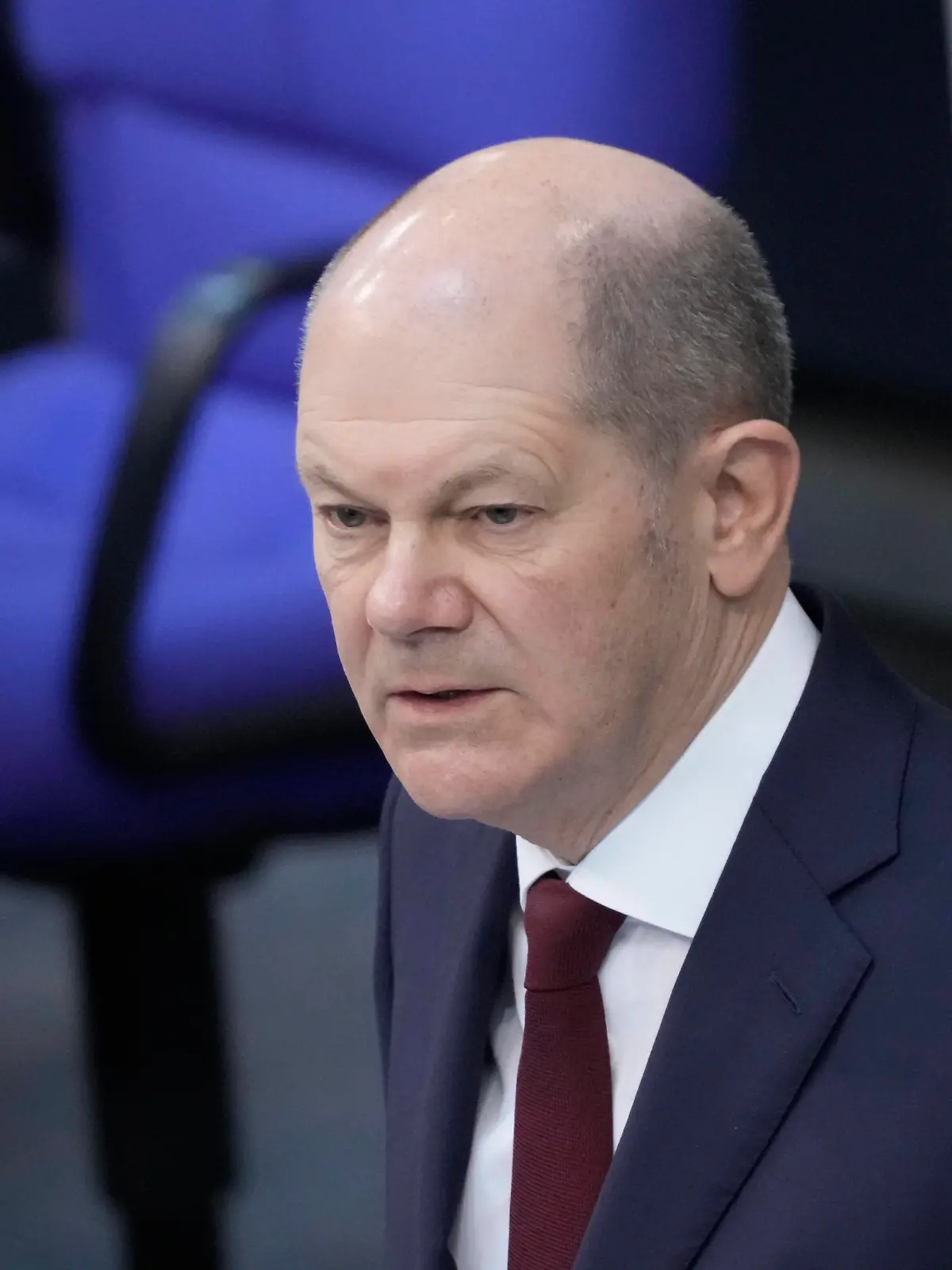  Deutscher Bundestag 19. Sitzung Aktuell,27.02.2022 Berlin, Bundeskanzler Olaf Scholz SPD bei seiner Regierungserklaerung im Rahmen der Sondersitzung des Deutschen Bundestag aus Anlass des von Russland voelkerrechtswidrig begonnenen Krieg gegen die Ukraine bei der 19. Sitzung des Deutschen Bundestag in Berlin Berlin Berlin Deutschland *** German Bundestag 19 session Current,27 02 2022 Berlin, Chancellor Olaf Scholz SPD during his government declaration in the special session of the German Bundestag on the occasion of the war against Ukraine started by Russia in violation of international law at the 19 session of the German Bundestag in Berlin Berlin Germany