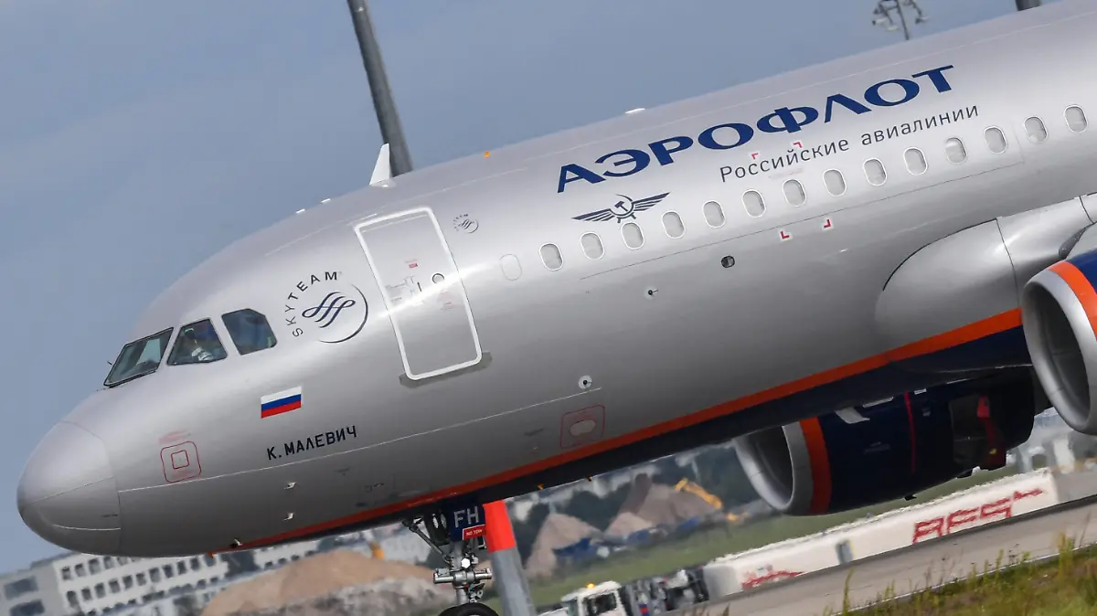 ARCHIV - 12.09.2017, Brandenburg, Schönefeld: Ein Passagierflugzeug der russischen Luftfahrtlinie Aeroflot landet auf der Südbahn am Berlin Brandenburg Airport Willy Brandt (BER). Der englische Fußball-Rekordmeister Manchester United hat sich nach dem Einmarsch Russlands in die Ukraine von der staatlichen russischen Airline Aeroflot als Sponsoring-Partner getrennt. (zu dpa «Deutsch-russischer Streit im Linienflugverkehr - Flüge storniert») Foto: Patrick Pleul/dpa-Zentralbild/dpa +++ dpa-Bildfunk +++