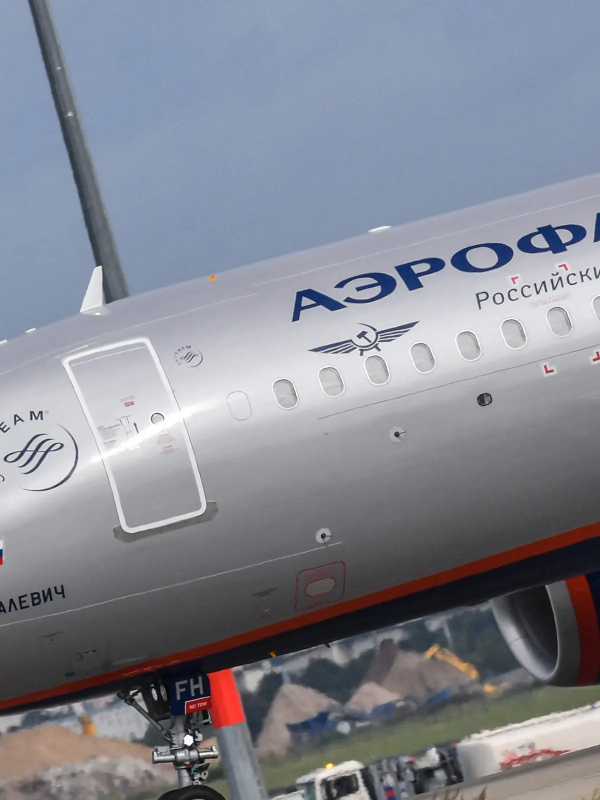 ARCHIV - 12.09.2017, Brandenburg, Schönefeld: Ein Passagierflugzeug der russischen Luftfahrtlinie Aeroflot landet auf der Südbahn am Berlin Brandenburg Airport Willy Brandt (BER). Der englische Fußball-Rekordmeister Manchester United hat sich nach dem Einmarsch Russlands in die Ukraine von der staatlichen russischen Airline Aeroflot als Sponsoring-Partner getrennt. (zu dpa «Deutsch-russischer Streit im Linienflugverkehr - Flüge storniert») Foto: Patrick Pleul/dpa-Zentralbild/dpa +++ dpa-Bildfunk +++