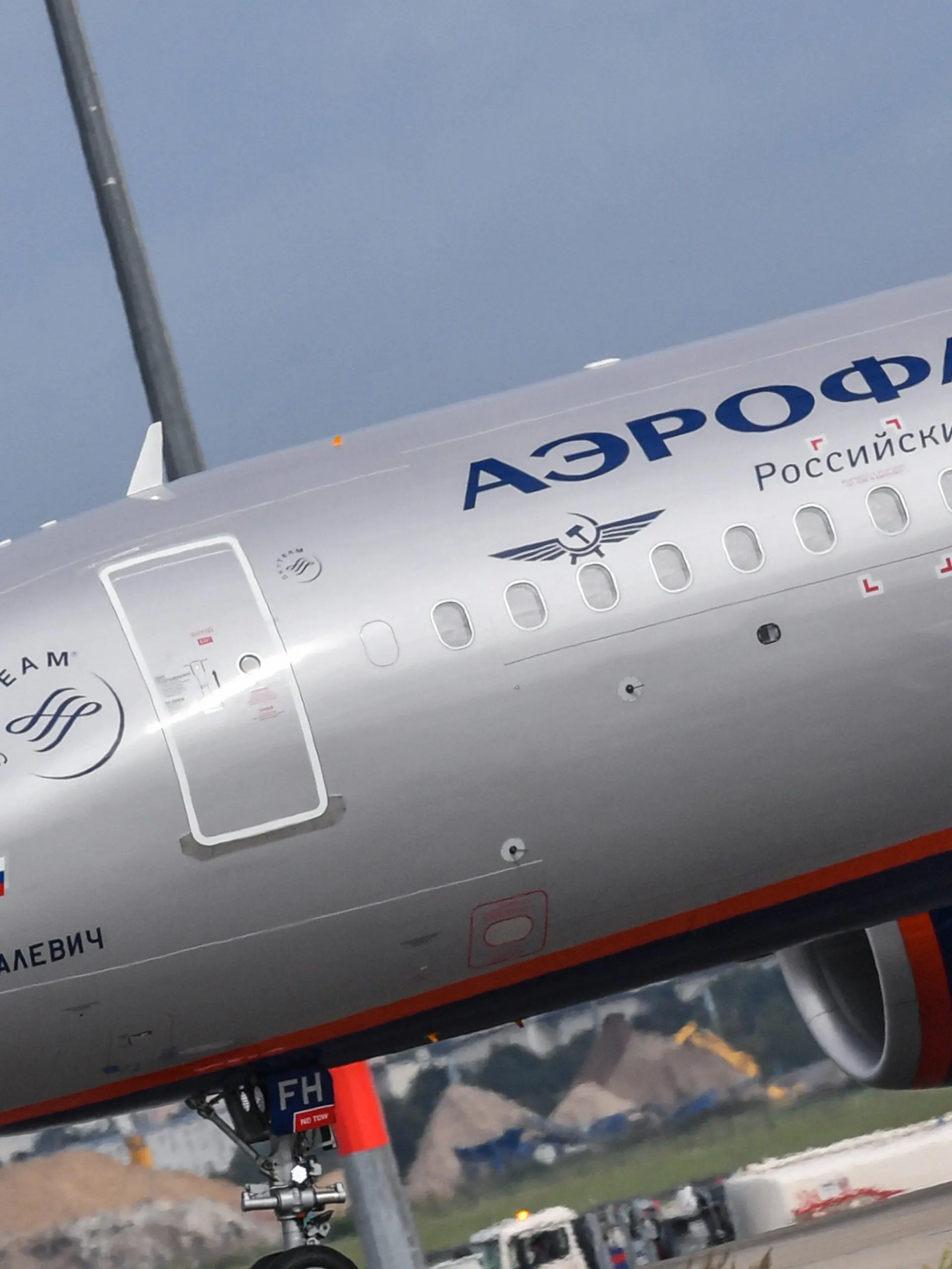 ARCHIV - 12.09.2017, Brandenburg, Schönefeld: Ein Passagierflugzeug der russischen Luftfahrtlinie Aeroflot landet auf der Südbahn am Berlin Brandenburg Airport Willy Brandt (BER). Der englische Fußball-Rekordmeister Manchester United hat sich nach dem Einmarsch Russlands in die Ukraine von der staatlichen russischen Airline Aeroflot als Sponsoring-Partner getrennt. (zu dpa «Deutsch-russischer Streit im Linienflugverkehr - Flüge storniert») Foto: Patrick Pleul/dpa-Zentralbild/dpa +++ dpa-Bildfunk +++