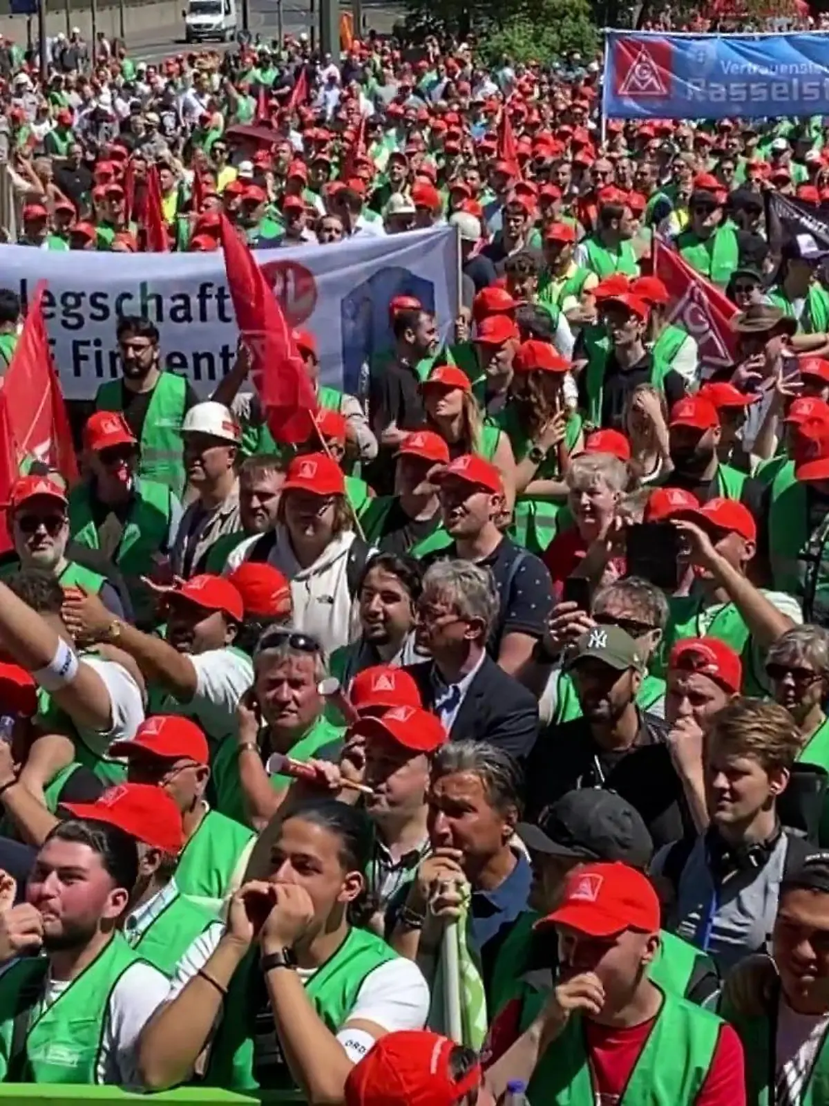 Bild zu: "Stahlaktionstag mit Wüst"