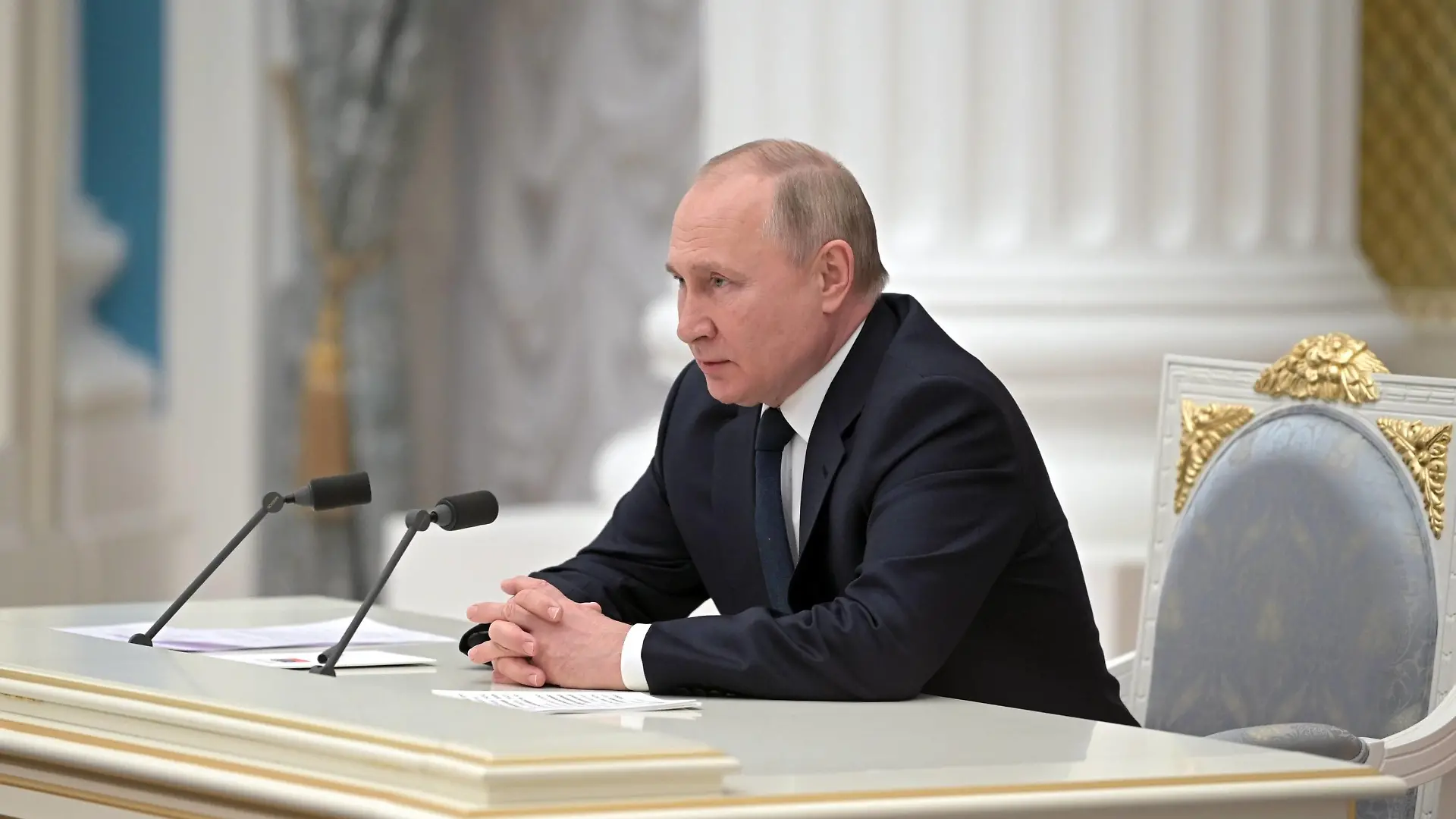 Russia Putin Businesspeople 8125507 24.02.2022 Russian President Vladimir Putin chairs a meeting with businesspeople at the Kremlin in Moscow, Russia. Aleksey Nikolskyi / Sputnik Moscow Russia PUBLICATIONxINxGERxSUIxAUTxONLY Copyright: xAlekseyxNikolskyix