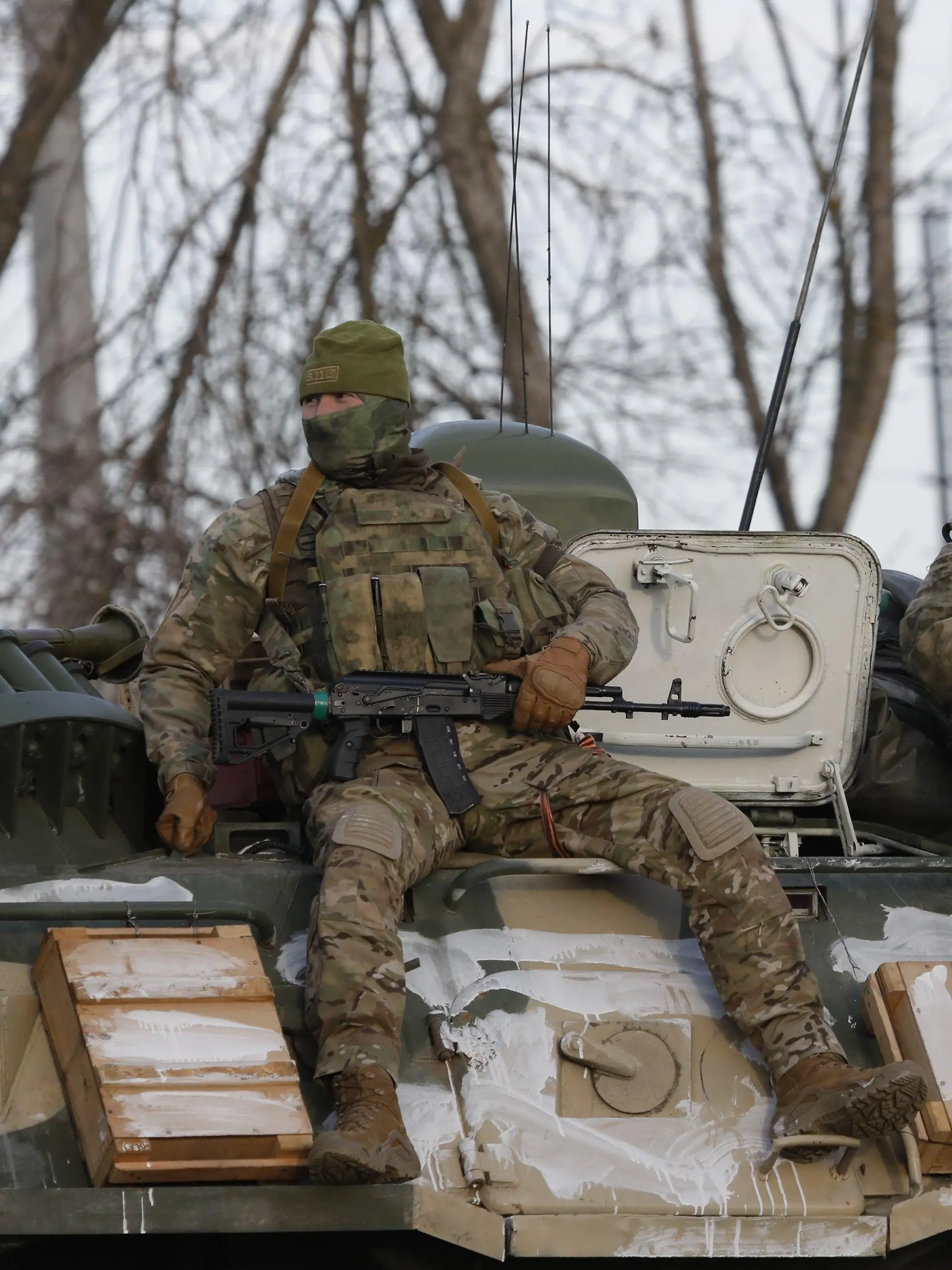 25.02.2022, Russland, ---: Das von der staatlichen russischen Nachrichtenagentur Sputnik veröffentlichte Bild zeigt russische Soldaten die auf einem gepanzerten Fahrzeug auf einer Straße nahe der Grenze zwischen Russland und der Ukraine mitfahren. Russland hat am Donnerstag den 24.02.2022 einen umfassenden Angriff auf die Ukraine gestartet und Städte und Stützpunkte mit Luftangriffen oder Granaten beschossen. Foto: Anton Vergun/Sputnik/dpa +++ dpa-Bildfunk +++