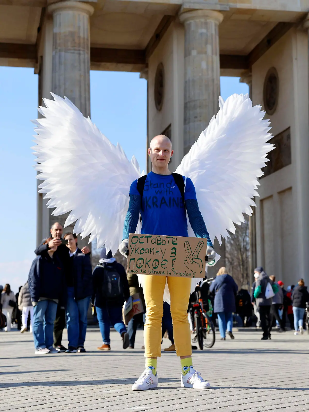  Großdemonstration unter dem Motto Stoppt den Krieg. Frieden für die Ukraine und ganz Europa zwischen Brandenburger Tor, der Straße des 17. Juni und an der Siegessäule. Berlin, 27.02.2022 *** Large demonstration under the slogan Stop the war Peace for Ukraine and all Europe between Brandenburg Gate, the street of 17 June and at the Victory Column Berlin, 27 02 2022 Foto:xJ.xMWx/xFuturexImage