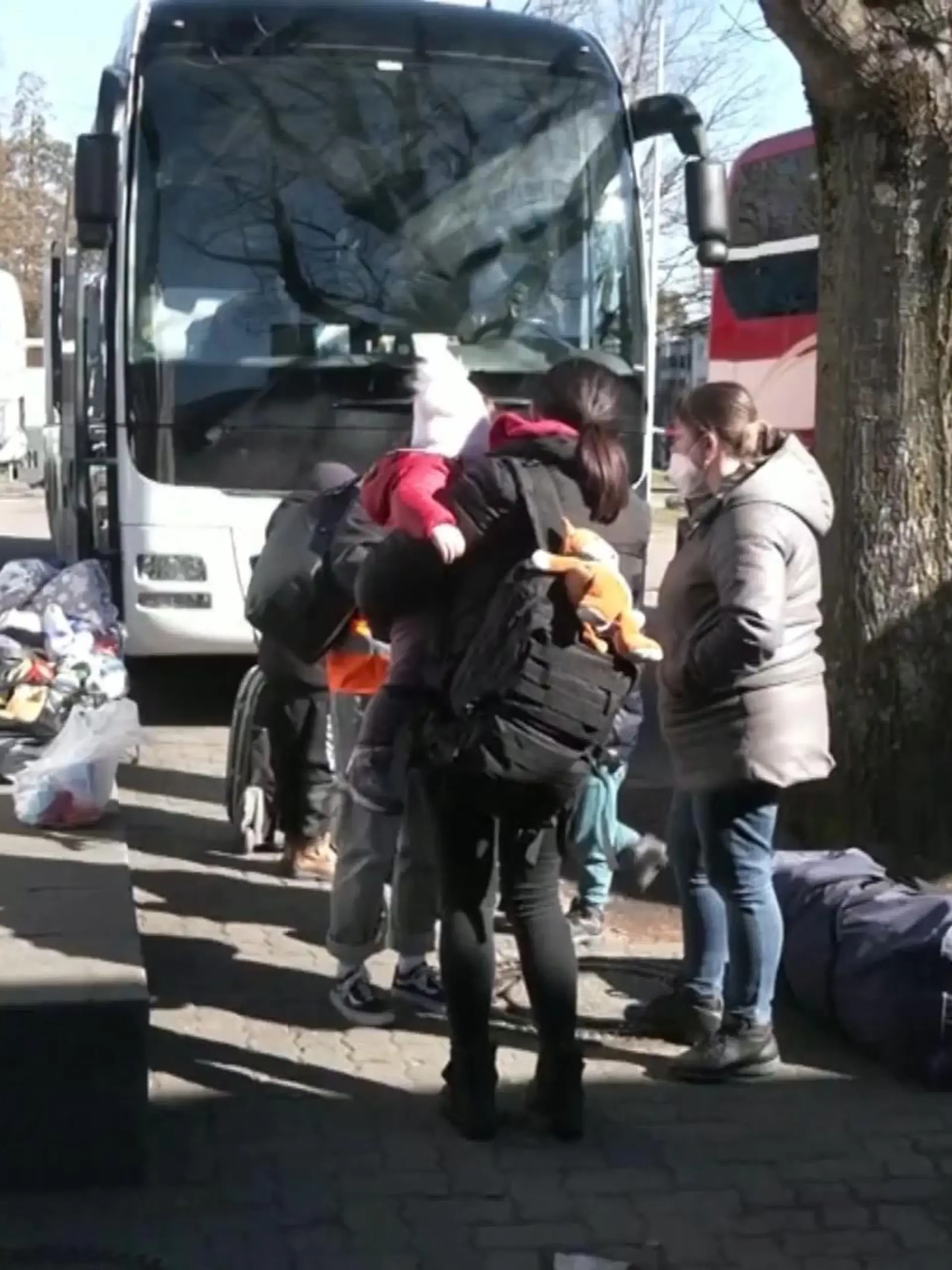Die Ankunft der Kinder vor Ort ist auch für Oberbürgermeister Martin Horn ein emotionaler Moment. Die dramatische Flucht der Heimkinder war von vielen Problemen und Unsicherheiten geprägt. „Das war ein Auf und Ab, ein Festsitzen in der Ukraine. Es gab zwei Mal einen Buskomplettausfall. Letztlich haben wir sie dann durch Polen hindurch bis nach Dresden geschafft, wo sie gegen Mitternacht angekommen sind.“ In Dresden gab es eine kleine Pause, die Kinder, Jugendlichen und ihre Betreuer wechselten die Busse und setzten ihre Reise nach Südbaden fort. Sie werden in Freiburg in verschiedenen Einrichtungen untergebracht, verpflegt und medizinisch versorgt. Alle wurden auf Corona getestet und können mit Hilfe von Dolmetschern kommunizieren.
