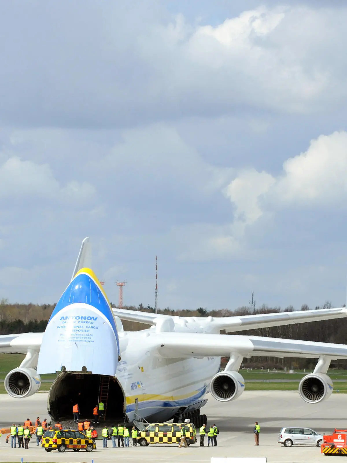 Das größte Frachtflugzeug der Welt, die Antonov AN 225, wird am Freitag (09.04.2010) nach der Landung auf dem Flughafen Hamburg für die Frachtbeladung vorbereitet. Das derzeit größte kommerziell genutzte Frachtflugzeug wird von dem globalen Transport- und Logistikdienstleister Panalpina mit Fracht für China beladen. Weltweit existiert nur ein Exemplar des Fliegers. Die sechsstrahlige Maschine ist rund 85 Meter lang und 18 Meter hoch und verfügt über eine Flügelspannweite von 88,4 Metern. Foto: Marcus Brandt dpa/lno  +++(c) dpa - Bildfunk+++