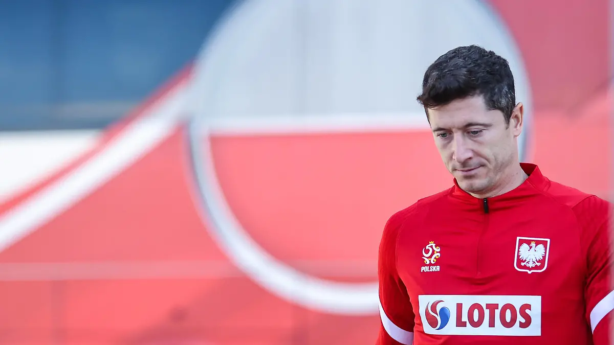 10.10.2021 WARSZAWA, LAZIENKOWSKA, BOISKO LEGII WARSZAWA PILKA NOZNA FOOTBALL REPREZENTACJA POLSKI, KADRA - ZGRUPOWANIE REPREZENTACJI POLSKI PRZED MECZAMI ELIMINACJI MISTRZOSTW SWIATA TRENING REPREZENTACJI POLSKI NZ ROBERT LEWANDOWSKI FOTO LUKASZ GROCHALA/CYFRASPORT/NEWSPIX.PL --- Newspix.pl PUBLICATIONxNOTxINxPOL 20211010CSLG0016