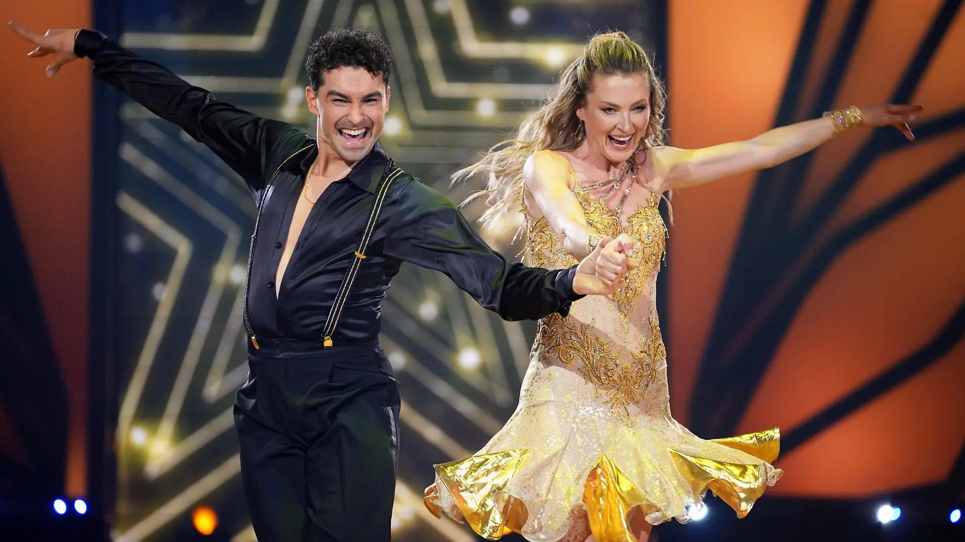 Lilly zu Sayn Wittgenstein und Andrzej Cibis tanzen Cha Cha Cha.
Die Verwendung des sendungsbezogenen Materials ist nur mit dem Hinweis und Verlinkung auf RTL+ gestattet.