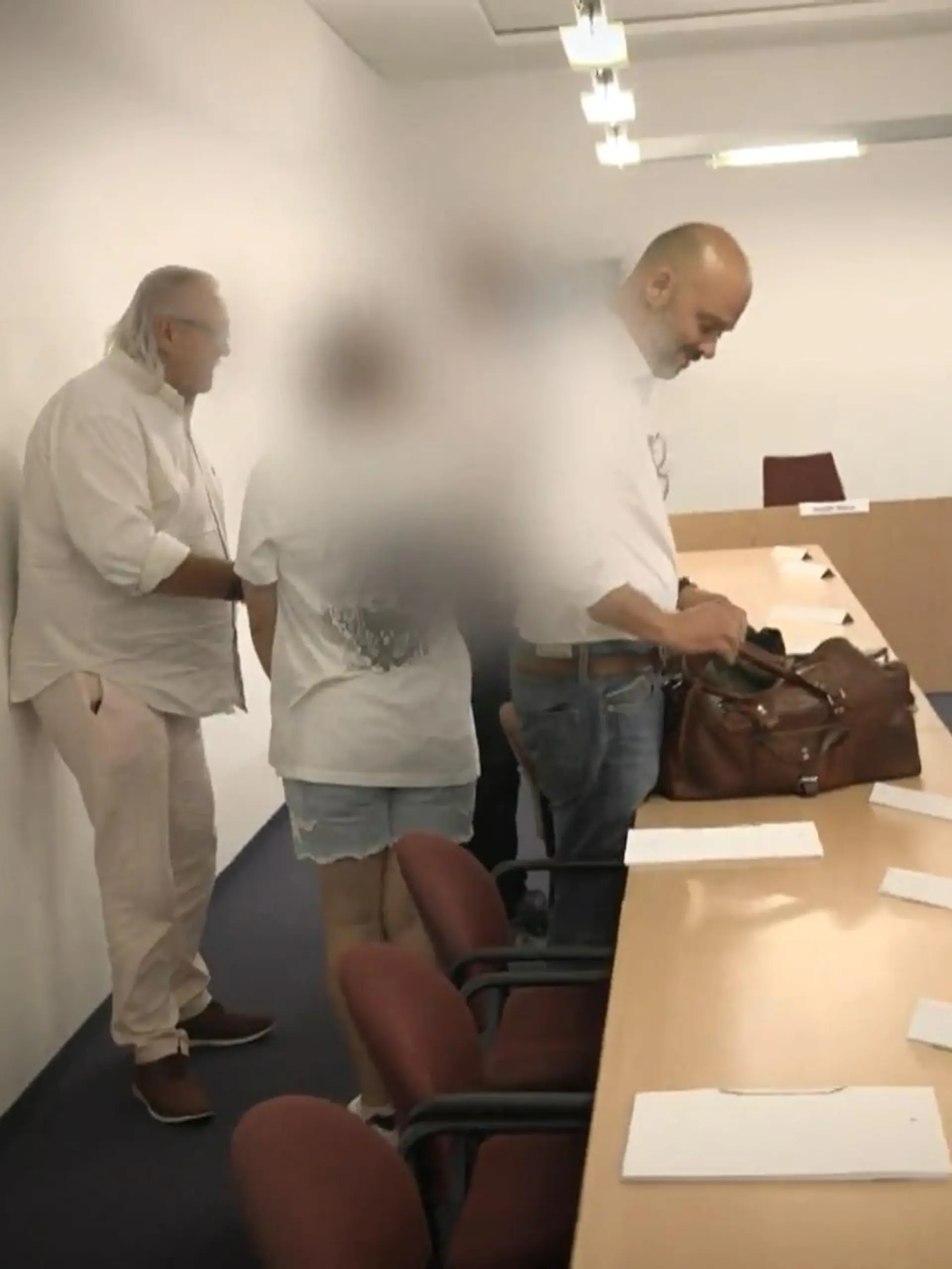 Jasmin F. soll Rache gewollt haben. Ihr Opfer: Ex-Freund Ronny. Jasmins Bruder und der neue Partner sollen ihn in seiner Wohnung mit einem Säbel angegriffen haben. Nun begann der Prozess um die Attacke.