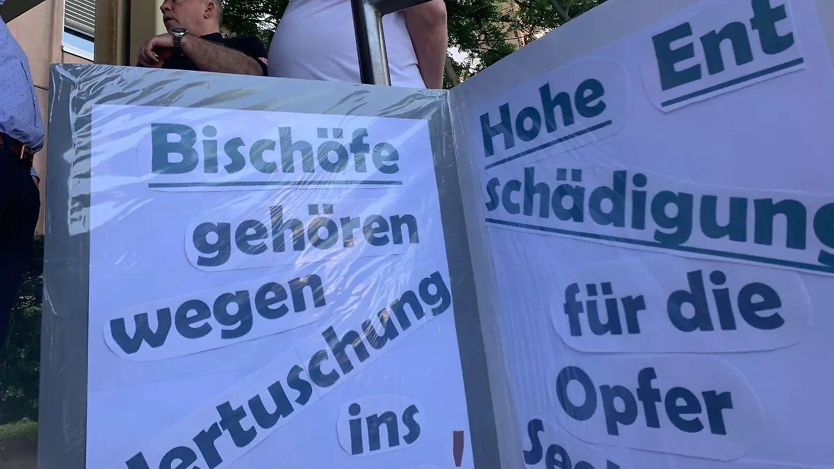 Vor dem Gericht in Köln fanden sich zahlreiche Demonstrierende ein.