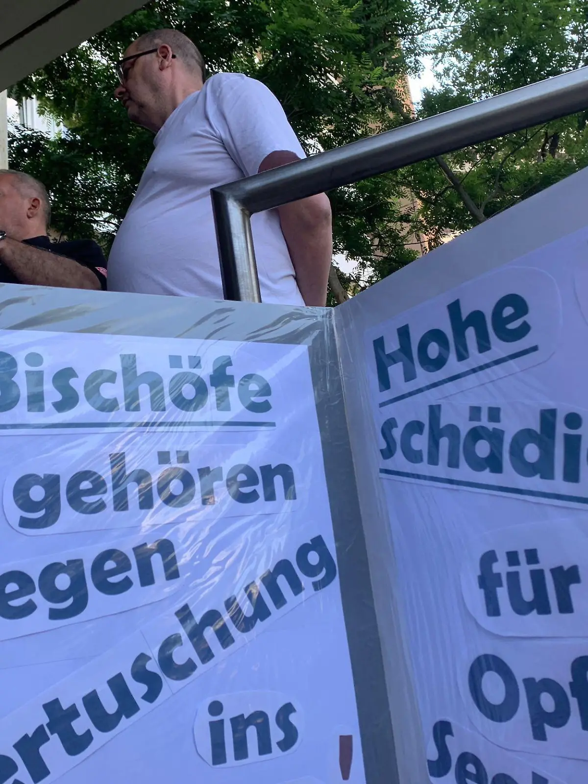 Vor dem Gericht in Köln fanden sich zahlreiche Demonstrierende ein.