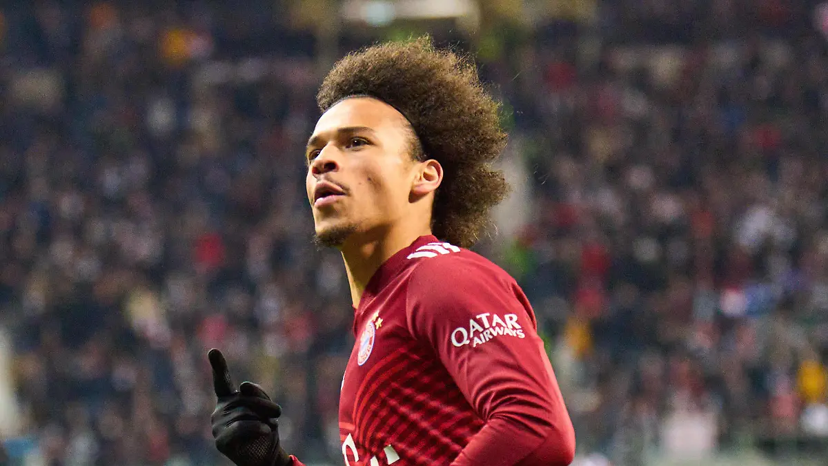 Leroy SANE, FCB 10 scores, shoots goal , Tor, Treffer, Torschuss, 0-1, celebrates his goal, happy, laugh, celebration, in the match EINTRACHT FRANKFURT - FC BAYERN MÜNCHEN 1.German Football League on Feb 26, 2022 in Frankfurt, Germany. Season 2021/2022, matchday 24, 1.Bundesliga, FCB, München, 24.Spieltag
