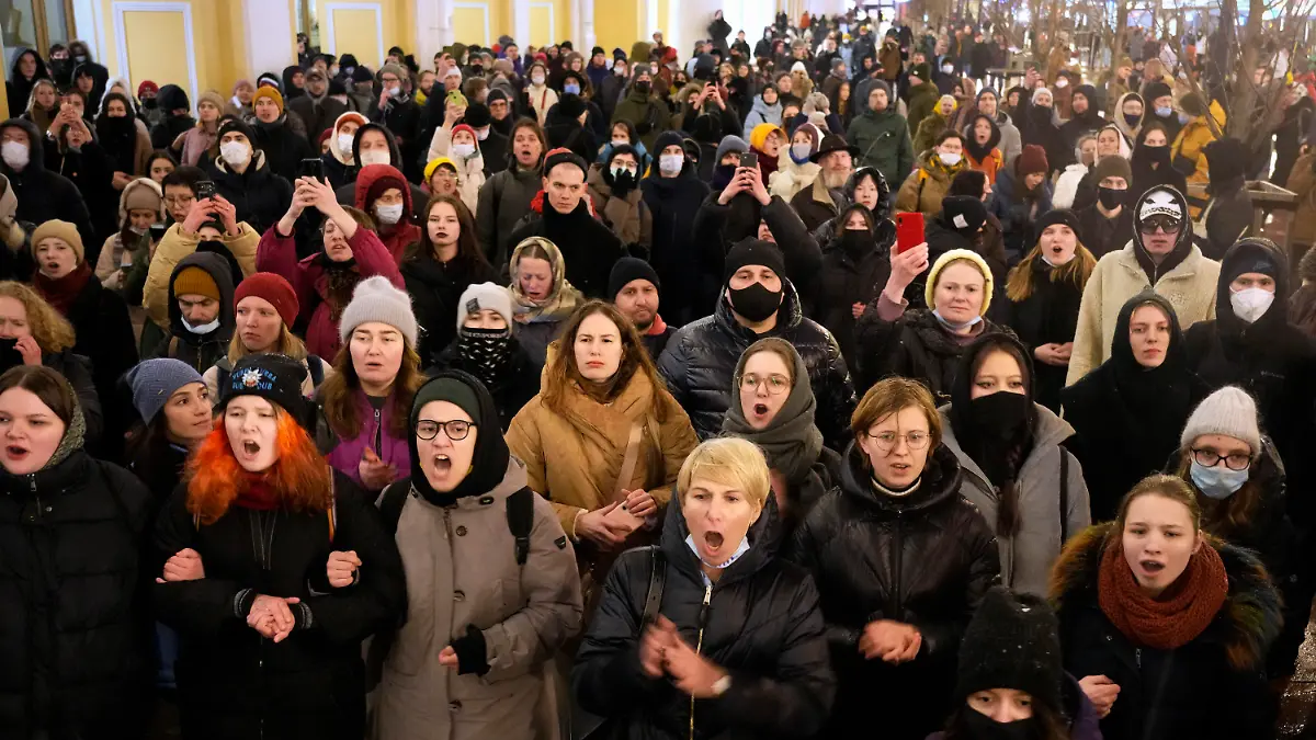 25.02.2022, Russland, St. Petersburg: Menschen nehmen an einer Demonstration teil. Bei erneuten Anti-Kriegs-Demonstrationen in Russland gegen den Einmarsch ins Nachbarland Ukraine sind nach Angaben von Bürgerrechtlern rund 90 Menschen festgenommen worden. Foto: Dmitri Lovetsky/AP/dpa +++ dpa-Bildfunk +++