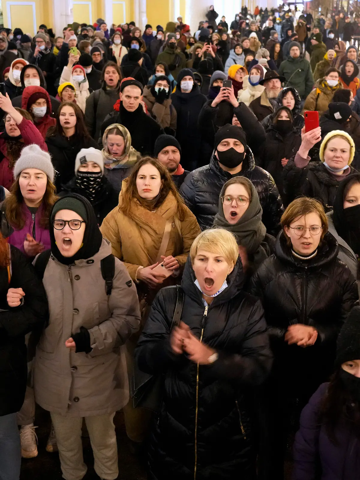 25.02.2022, Russland, St. Petersburg: Menschen nehmen an einer Demonstration teil. Bei erneuten Anti-Kriegs-Demonstrationen in Russland gegen den Einmarsch ins Nachbarland Ukraine sind nach Angaben von Bürgerrechtlern rund 90 Menschen festgenommen worden. Foto: Dmitri Lovetsky/AP/dpa +++ dpa-Bildfunk +++