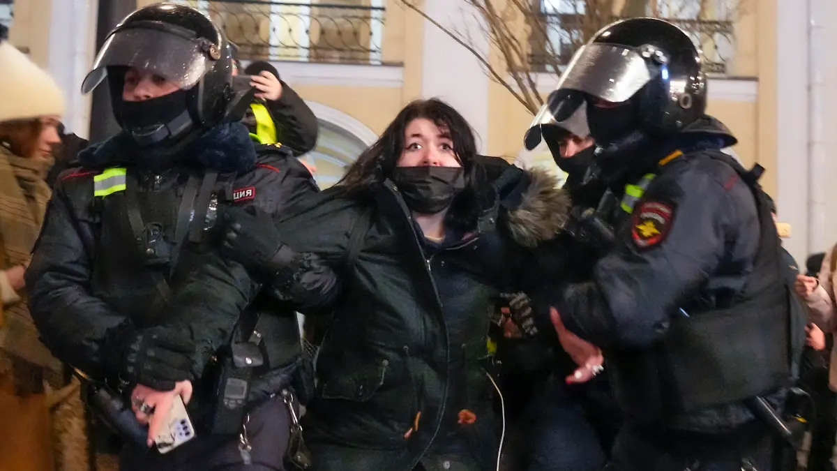 25.02.2022, Russland, St. Petersburg: Polizisten nehmen eine Demonstrantin fest. Bei erneuten Anti-Kriegs-Demonstrationen in Russland gegen den Einmarsch ins Nachbarland Ukraine sind nach Angaben von Bürgerrechtlern rund 90 Menschen festgenommen worden. Foto: Dmitri Lovetsky/AP/dpa +++ dpa-Bildfunk +++