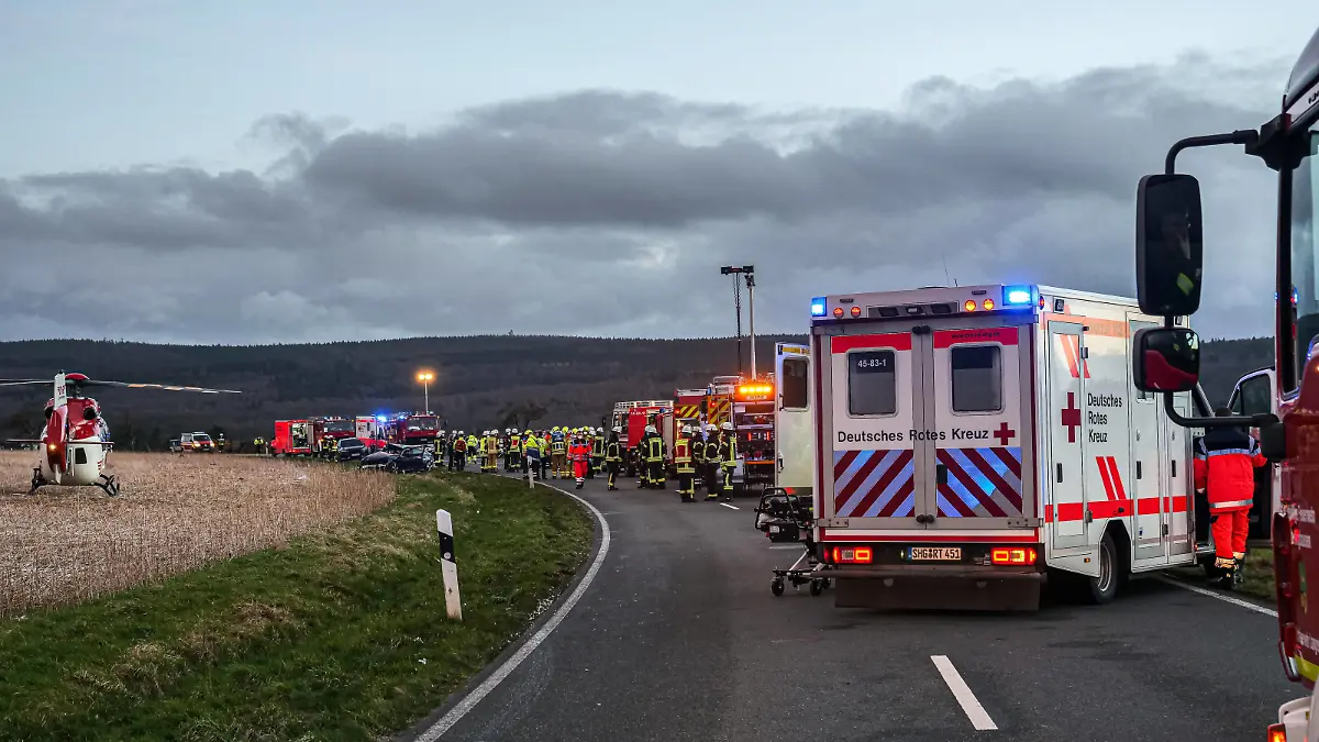 Tragischer schwerer Verkehrsunfall bei Barsinghausen Verkehrsunfall mit mehreren PKW und vier Schwerverletzten sowie Leichtverletzte bei Barsinghausen. Großaufgebot von Feuerwehr und Rettungsdienst. Ein Kind wurde getötet. *** Tragic serious traffic accident near Barsinghausen Traffic accident with several cars and four seriously injured and slightly injured near Barsinghausen Large contingent of firefighters and rescue services A child was killed Copyright: xBerndxGüntherx