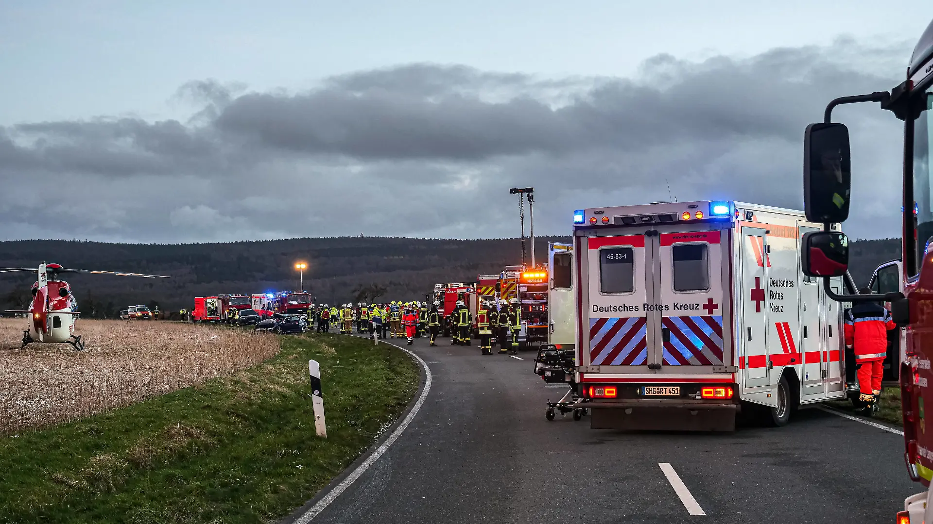 Tragischer schwerer Verkehrsunfall bei Barsinghausen Verkehrsunfall mit mehreren PKW und vier Schwerverletzten sowie Leichtverletzte bei Barsinghausen. Großaufgebot von Feuerwehr und Rettungsdienst. Ein Kind wurde getötet. *** Tragic serious traffic accident near Barsinghausen Traffic accident with several cars and four seriously injured and slightly injured near Barsinghausen Large contingent of firefighters and rescue services A child was killed Copyright: xBerndxGüntherx