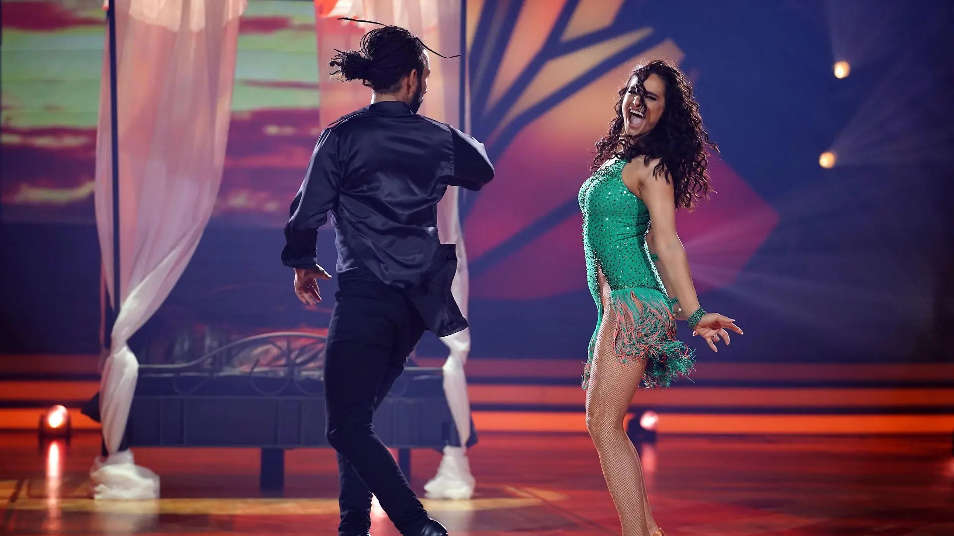 Amira Pocher und Massimo Sinató tanzen Salsa.
Die Verwendung des sendungsbezogenen Materials ist nur mit dem Hinweis und Verlinkung auf RTL+ gestattet.