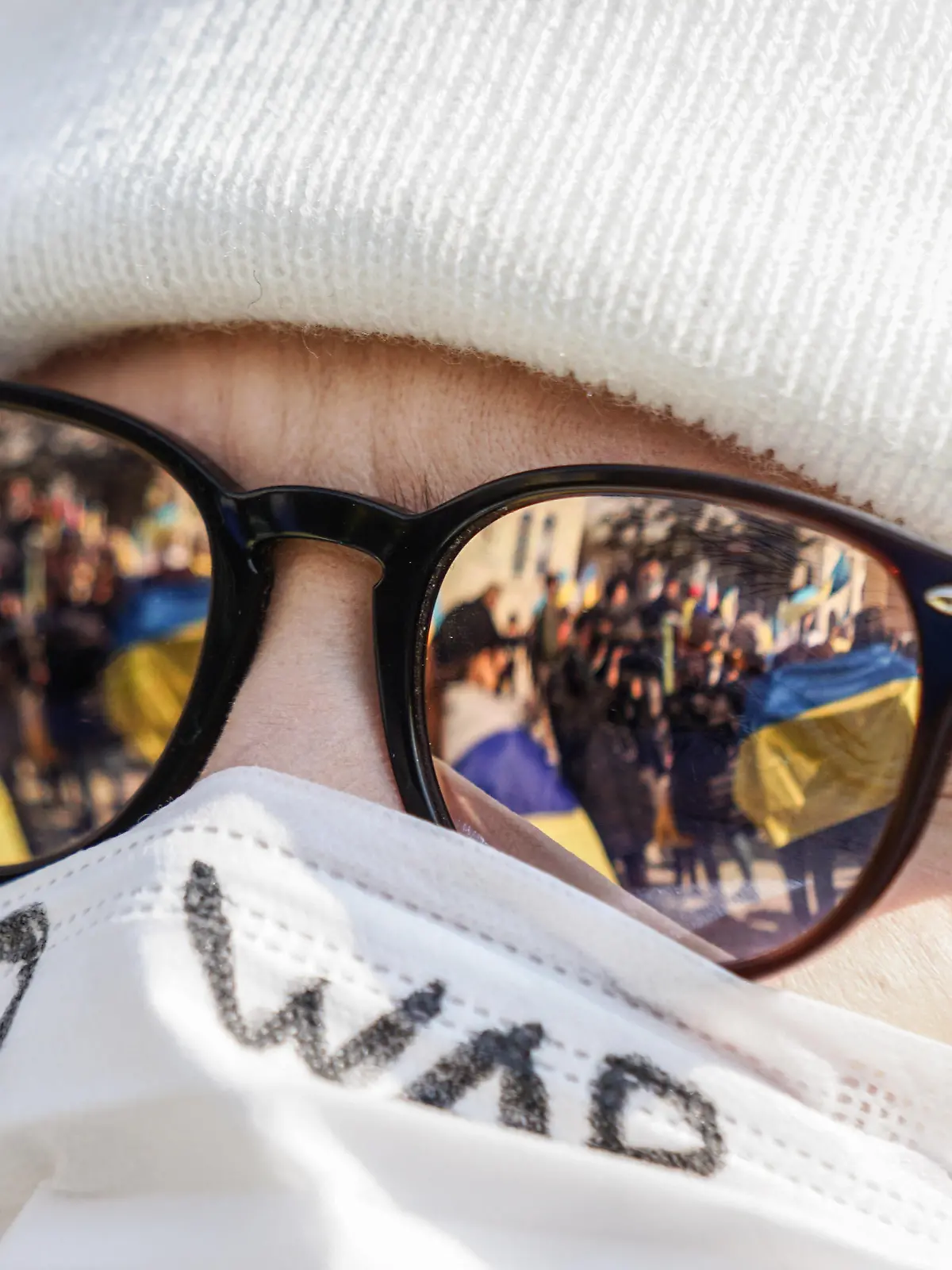 February 26, 2022, Istanbul, Turkey: Reflection of a couple from a woman s sun glasses during the demonstration..Ukrainians gathered to protest against Russia s invasion of Ukraine in Istanbul, Turkey. Explosions and gunfire were reported around Kyiv on the second night of Russia s invasion of Ukraine, which has killed scores and prompted widespread condemnation from US and European leaders. Istanbul Turkey - ZUMAs197 20220226_zaa_s197_061 Copyright: xIbrahimxOnerx 