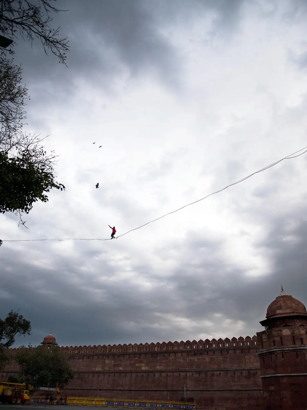 HANDOUT - 26.02.2022, Indien, Neu Delhi: Slackliner Alexander Schulz aus Bayern läuft in 30 Metern Höhe vor dem Jahrhunderte alten Palast und UNESCO-Weltkulturerbe Red Fort über die Slackline. Er lief bei einer Veranstaltung der deutschen Botschaft im Zusammenhang mit 75. Jahren Unabhängigkeit Indiens nach der britischen Kolonialherrschaft. (zu dpa "Deutscher Weltrekord-Slackliner läuft 30 Meter über Neu Delhi") Foto: Azra Sadr/Deutsche Botschaft Neu Delhi/dpa - ACHTUNG: Nur zur redaktionellen Verwendung im Zusammenhang mit der aktuellen Berichterstattung und nur mit vollständiger Nennung des vorstehenden Credits +++ dpa-Bildfunk +++