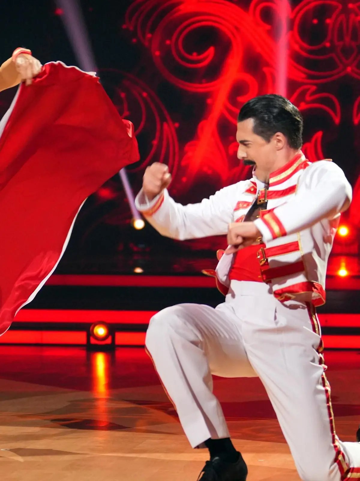 Bild zu: "Christine Neubauer haut beim Paso Doble Profischritte raus"