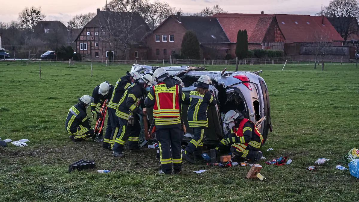 Tragischer schwerer Verkehrsunfall bei Barsinghausen Verkehrsunfall mit mehreren PKW und vier Schwerverletzten sowie Leichtverletzte bei Barsinghausen. Großaufgebot von Feuerwehr und Rettungsdienst. Ein Kind wurde getötet. *** Tragic serious traffic accident near Barsinghausen Traffic accident with several cars and four seriously injured and slightly injured near Barsinghausen Large contingent of firefighters and rescue services A child was killed Copyright: xBerndxGüntherx
