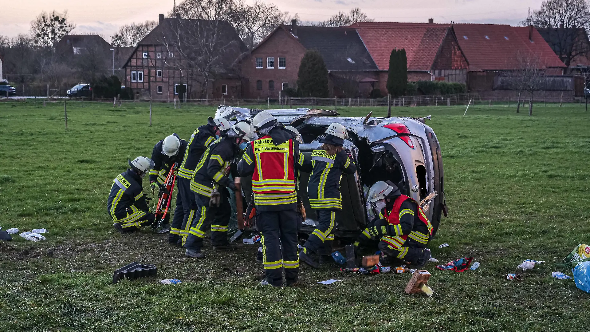 Tragischer schwerer Verkehrsunfall bei Barsinghausen Verkehrsunfall mit mehreren PKW und vier Schwerverletzten sowie Leichtverletzte bei Barsinghausen. Großaufgebot von Feuerwehr und Rettungsdienst. Ein Kind wurde getötet. *** Tragic serious traffic accident near Barsinghausen Traffic accident with several cars and four seriously injured and slightly injured near Barsinghausen Large contingent of firefighters and rescue services A child was killed Copyright: xBerndxGüntherx