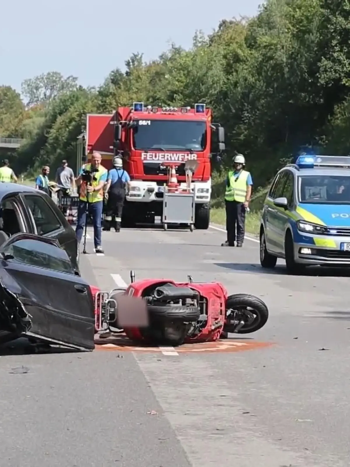Bei Altenstadt in Bayern sind am Freitagvormittag zwei Autos erst frontal zusammengestoßen. Dann schleudert einer der Wagen in eine Gruppe von zehn Vespa-Fahrern. Ein 68-jähriger Rollerfahrer ist dabei ums Leben gekommen, acht weitere werden teils schwer verletzt.