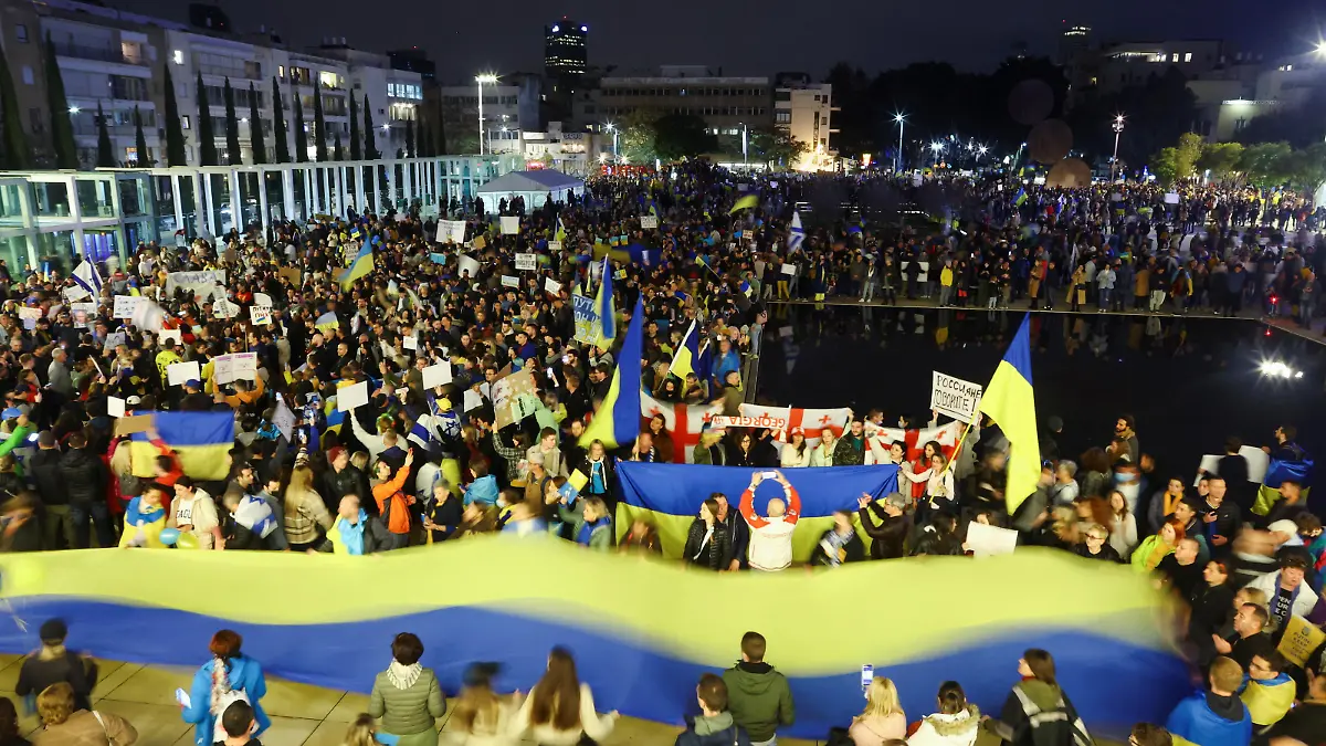 Demonstrators attend a rally in support of Ukraine, after Russia launched a massive military operation against Ukraine in Tel Aviv, Israel, February 26, 2022. REUTERS/Ronen Zvulun