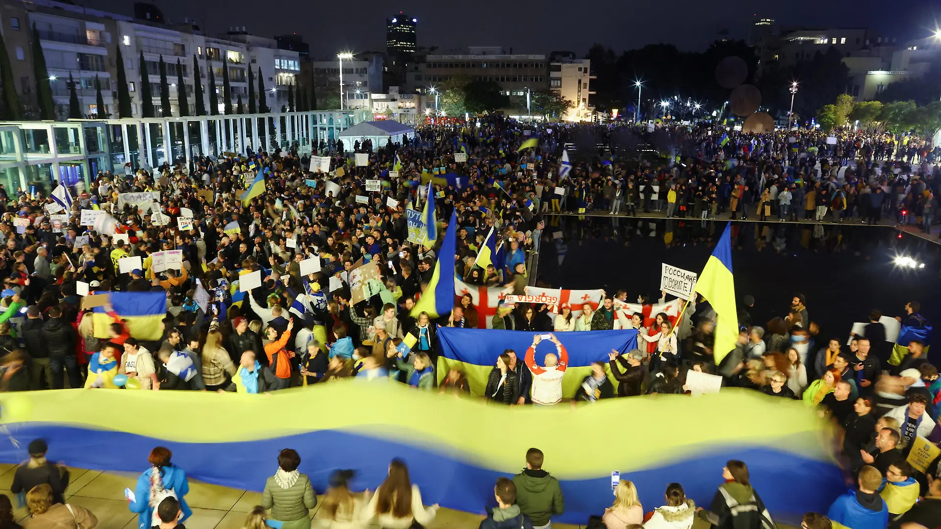 Demonstrators attend a rally in support of Ukraine, after Russia launched a massive military operation against Ukraine in Tel Aviv, Israel, February 26, 2022. REUTERS/Ronen Zvulun