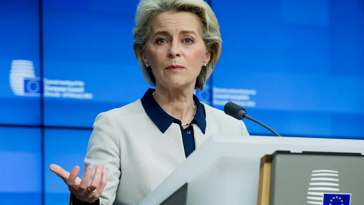 25.02.2022, Belgien, Brüssel: Ursula von der Leyen, Präsidentin der Europäischen Kommission, spricht nach einem außerordentlichen EU-Gipfel zur Ukraine in Brüssel. Die Staats- und Regierungschefs der Europäischen Union traten nach einem sechsstündigen Treffen, bei dem sie sich auf ein zweites Paket von Wirtschafts- und Finanzsanktionen gegen Russland einigten, geschlossen auf. Foto: Olivier Hoslet/Pool EPA/dpa +++ dpa-Bildfunk +++