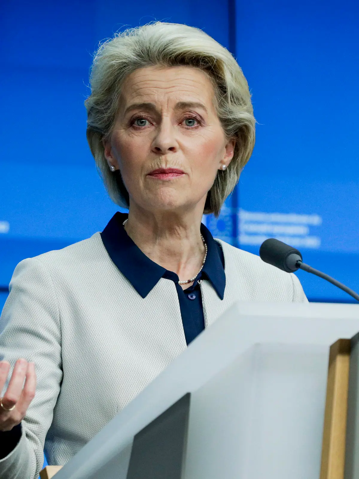 25.02.2022, Belgien, Brüssel: Ursula von der Leyen, Präsidentin der Europäischen Kommission, spricht nach einem außerordentlichen EU-Gipfel zur Ukraine in Brüssel. Die Staats- und Regierungschefs der Europäischen Union traten nach einem sechsstündigen Treffen, bei dem sie sich auf ein zweites Paket von Wirtschafts- und Finanzsanktionen gegen Russland einigten, geschlossen auf. Foto: Olivier Hoslet/Pool EPA/dpa +++ dpa-Bildfunk +++