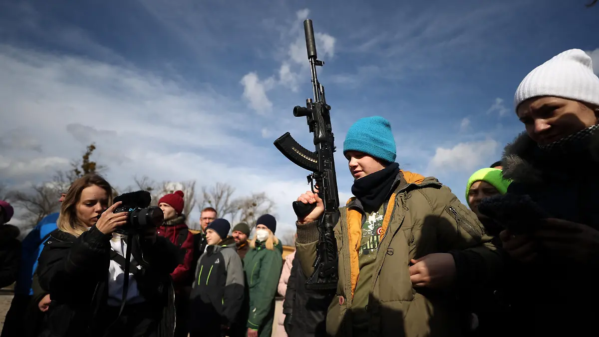 KIEV, UKRAINE - FEBRUARY 20: Ukrainian civilians with all ages receive military training at Dolobetsky island to defend their country in Kiev, Ukraine on February 20, 2022. Ali Atmaca / Anadolu Agency