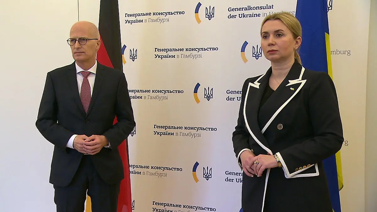 25.02.2022: Die ukrainische Generalkonsulin Iryna Tybinka (re.) bei einem Termin mit Hamburgs Bürgermeister Peter Tschentscher (SPD, li.)