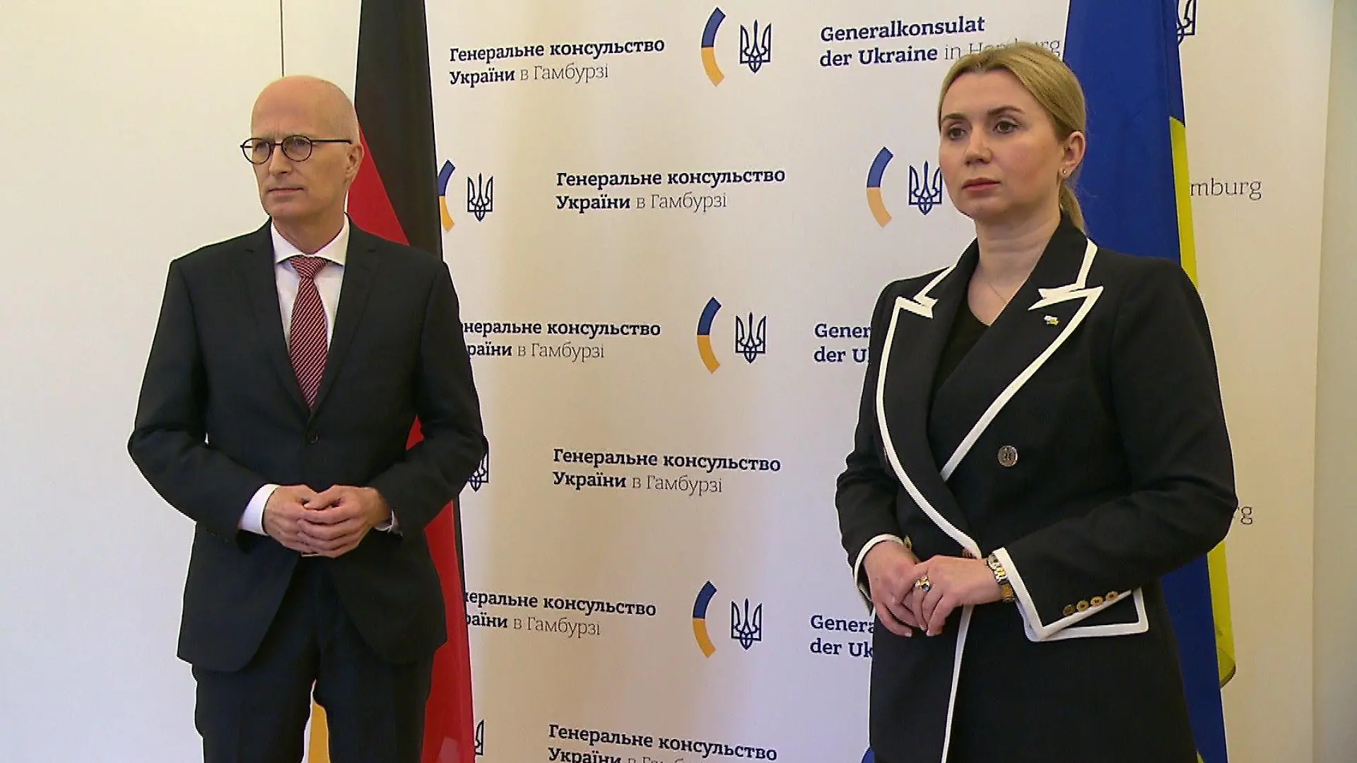 25.02.2022: Die ukrainische Generalkonsulin Iryna Tybinka (re.) bei einem Termin mit Hamburgs Bürgermeister Peter Tschentscher (SPD, li.)