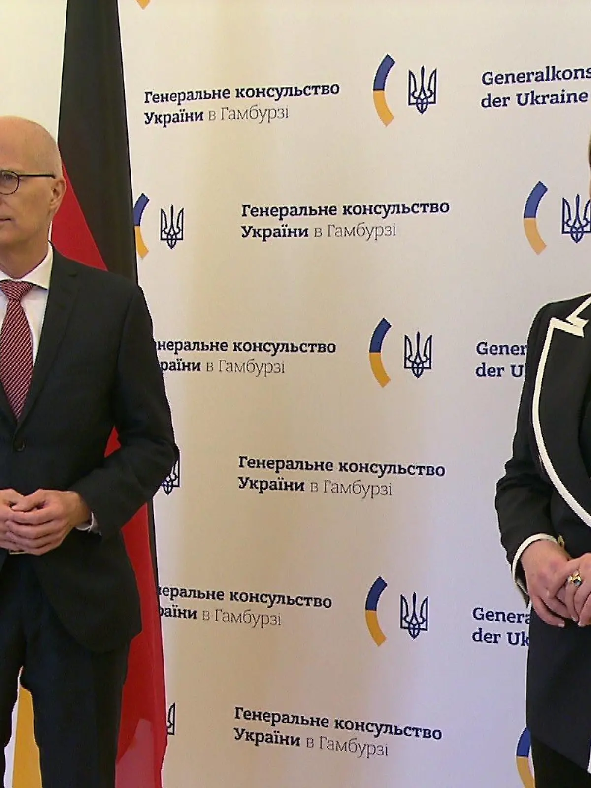 25.02.2022: Die ukrainische Generalkonsulin Iryna Tybinka (re.) bei einem Termin mit Hamburgs Bürgermeister Peter Tschentscher (SPD, li.)