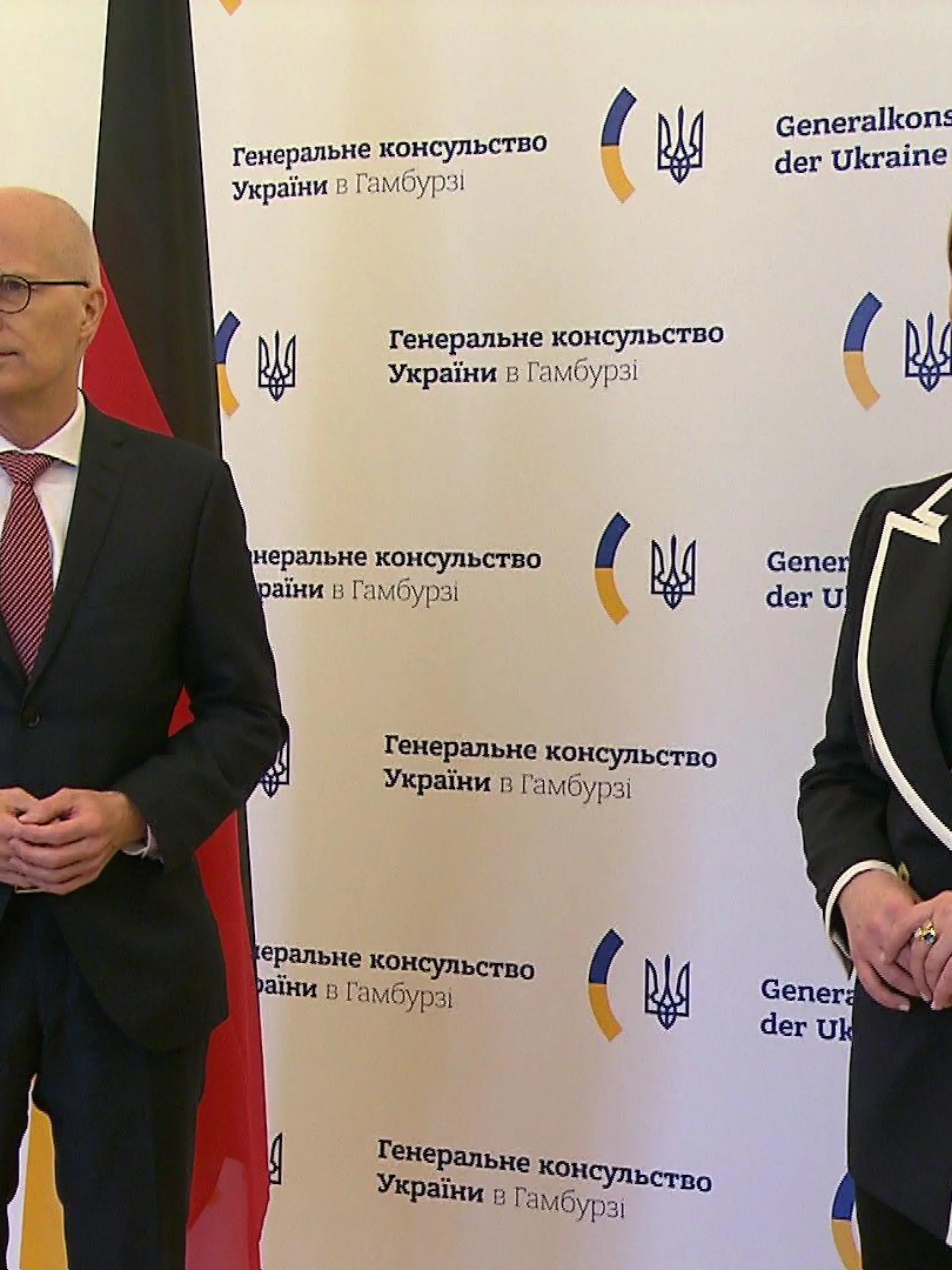 25.02.2022: Die ukrainische Generalkonsulin Iryna Tybinka (re.) bei einem Termin mit Hamburgs Bürgermeister Peter Tschentscher (SPD, li.)