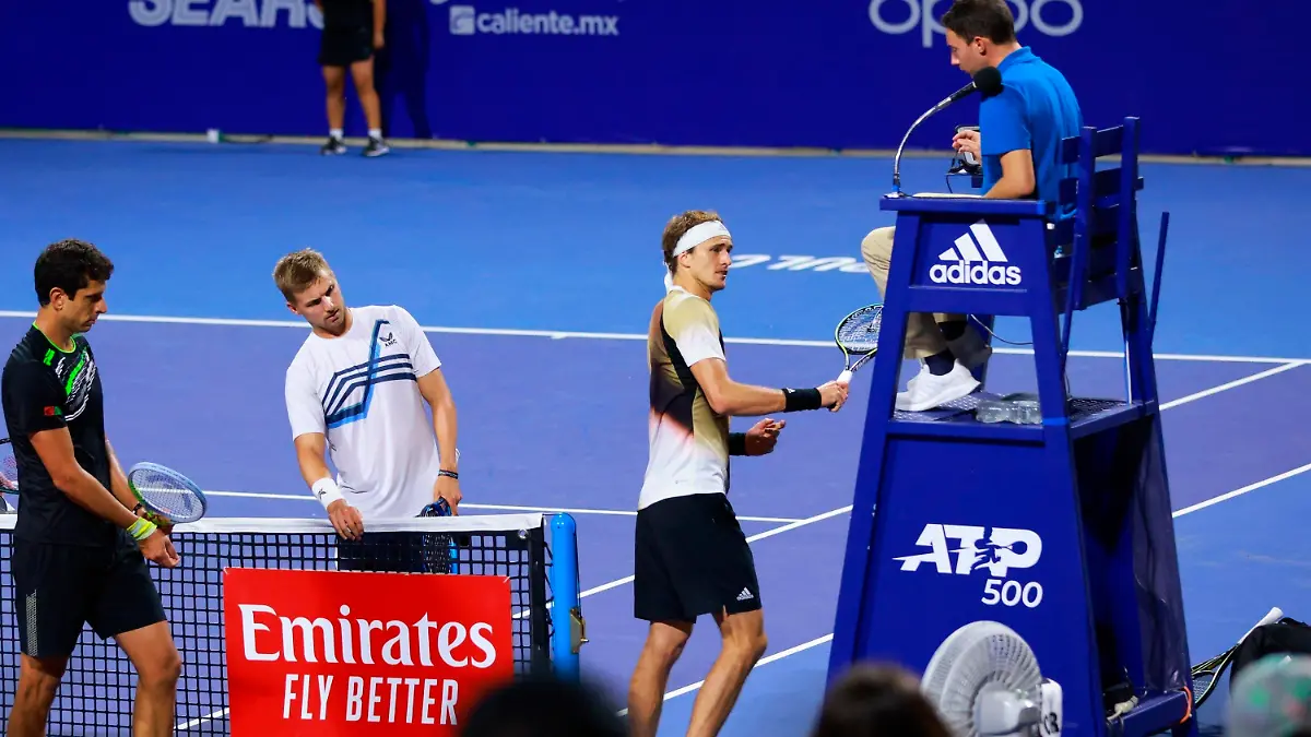 23.02.2022, Mexiko, Acapulco: Tennis: ATP-Tour, Einzel, Herren, 1. Runde, A. Zverev (Deutschland) - Brooksby (USA): Alexander Zverev schmettert seinen Schläger gegen den Stuhl des Schiedsrichters. Zverev hatte im mexikanischen Acapulco nach einer Niederlage im Doppel mehrmals mit dem Tennisschläger gegen den Schiedsrichterstuhl geschlagen und war daraufhin für den weiteren Verlauf des Turniers ausgeschlossen worden. Foto: Uncredited/MexTenis/AP/dpa +++ dpa-Bildfunk +++