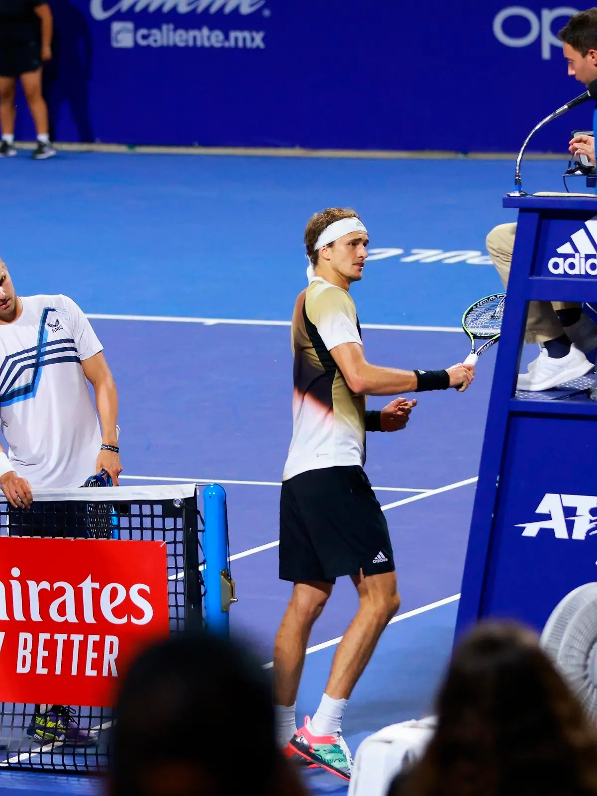 23.02.2022, Mexiko, Acapulco: Tennis: ATP-Tour, Einzel, Herren, 1. Runde, A. Zverev (Deutschland) - Brooksby (USA): Alexander Zverev schmettert seinen Schläger gegen den Stuhl des Schiedsrichters. Zverev hatte im mexikanischen Acapulco nach einer Niederlage im Doppel mehrmals mit dem Tennisschläger gegen den Schiedsrichterstuhl geschlagen und war daraufhin für den weiteren Verlauf des Turniers ausgeschlossen worden. Foto: Uncredited/MexTenis/AP/dpa +++ dpa-Bildfunk +++