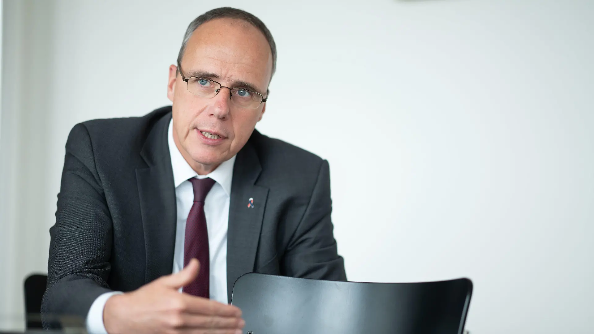 ARCHIV - 29.10.2021, Hessen, Wiesbaden: Peter Beuth (CDU), Innenminister von Hessen, spricht während eines Interviews. (zu dpa: "Hessen gründet Netzwerk gegen Verschwörungserzählungen") Foto: Sebastian Gollnow/dpa +++ dpa-Bildfunk +++