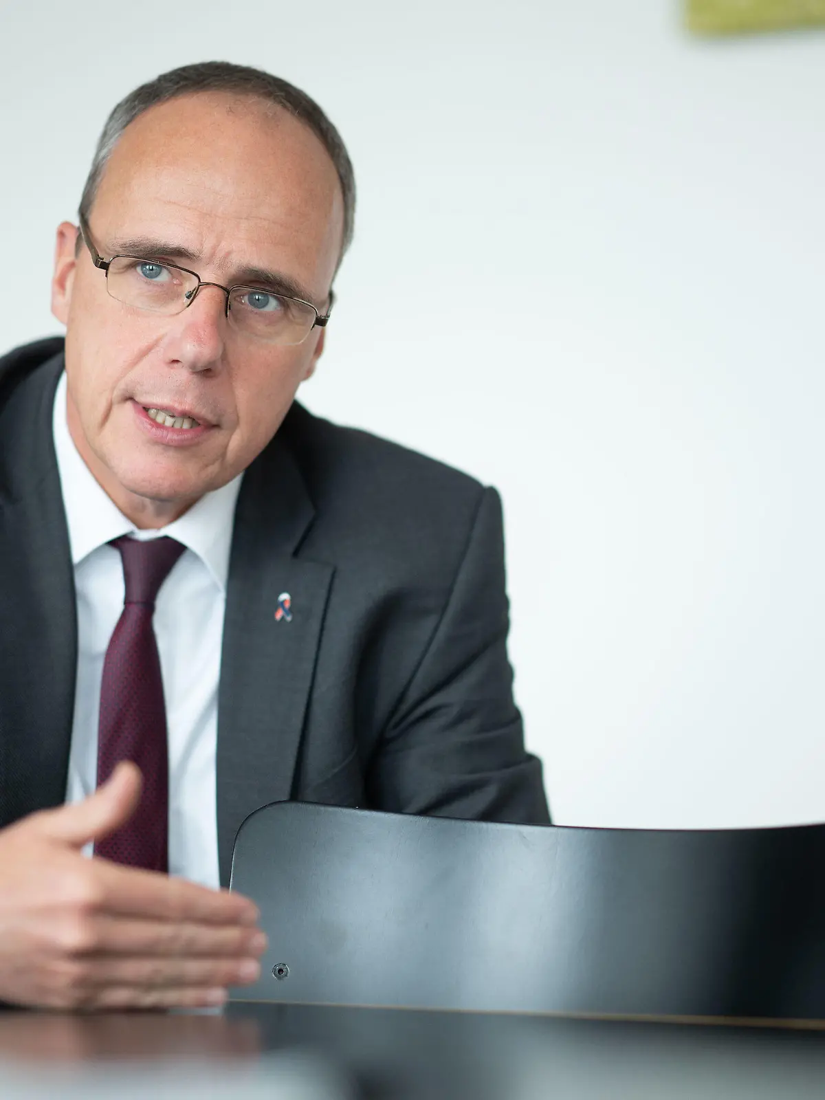 ARCHIV - 29.10.2021, Hessen, Wiesbaden: Peter Beuth (CDU), Innenminister von Hessen, spricht während eines Interviews. (zu dpa: "Hessen gründet Netzwerk gegen Verschwörungserzählungen") Foto: Sebastian Gollnow/dpa +++ dpa-Bildfunk +++