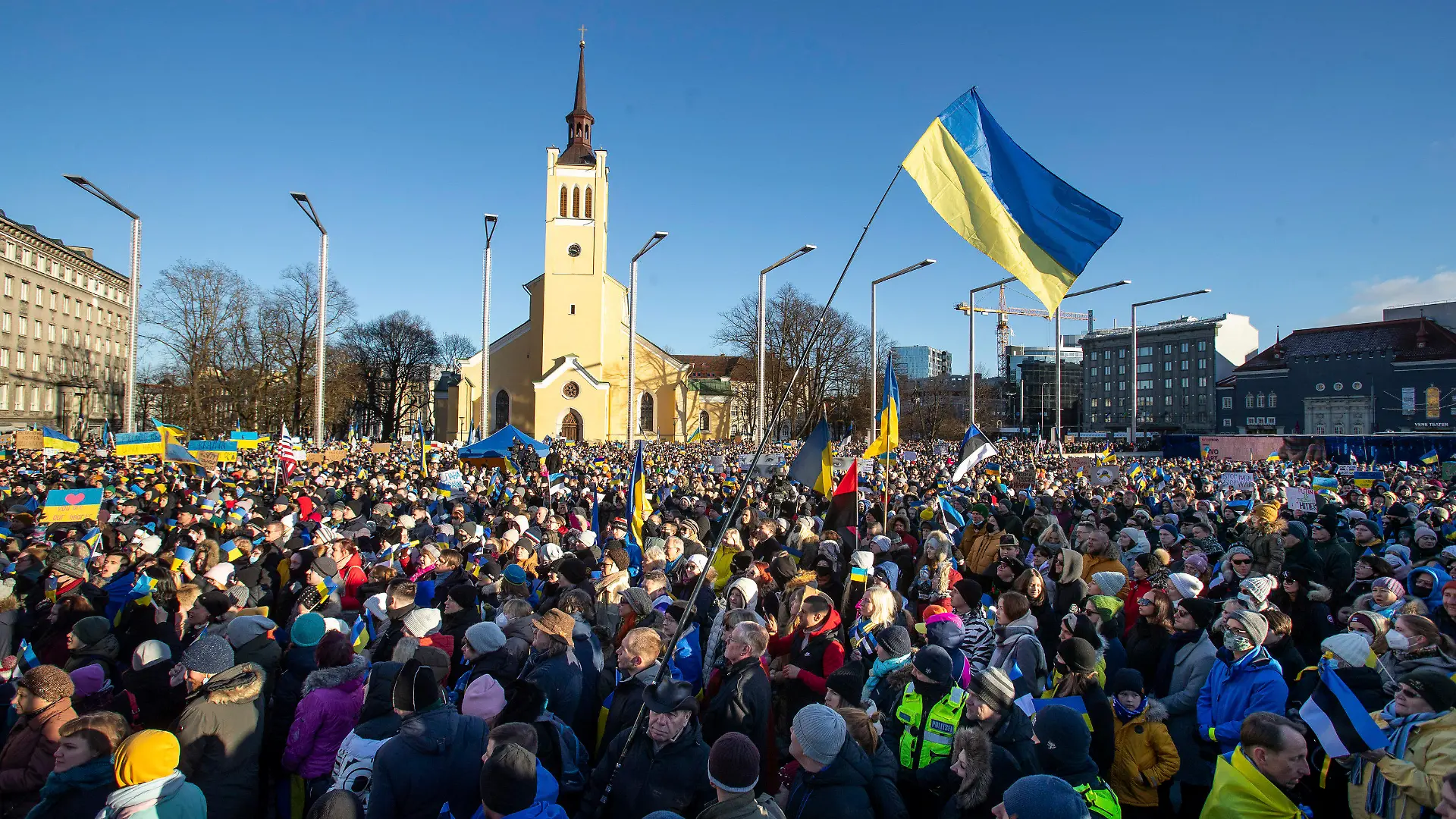 26.02.2022, Estland, Tallinn: Demonstranten versammeln sich mit ukrainischen Fahnen während einer Kundgebung zur Unterstützung der Ukraine gegen die Invasion Russlands. Foto: Raul Mee/AP/dpa +++ dpa-Bildfunk +++